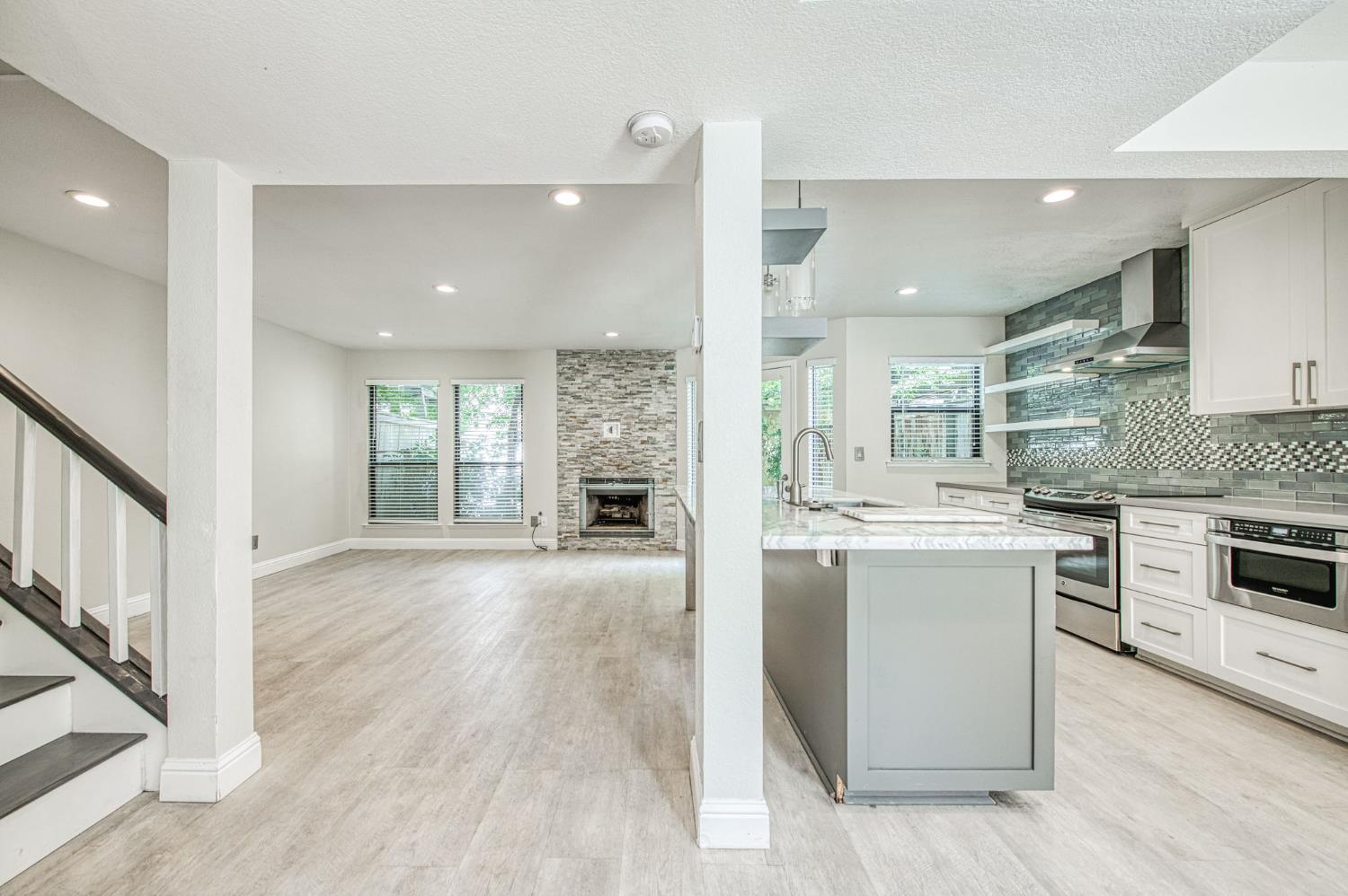 955 E Foxhill Dr, Fresno, CA 93720