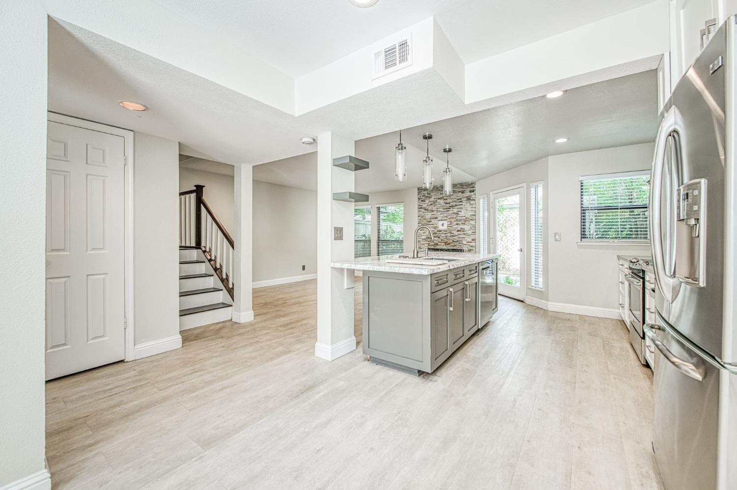 955 E Foxhill Dr, Fresno, CA 93720