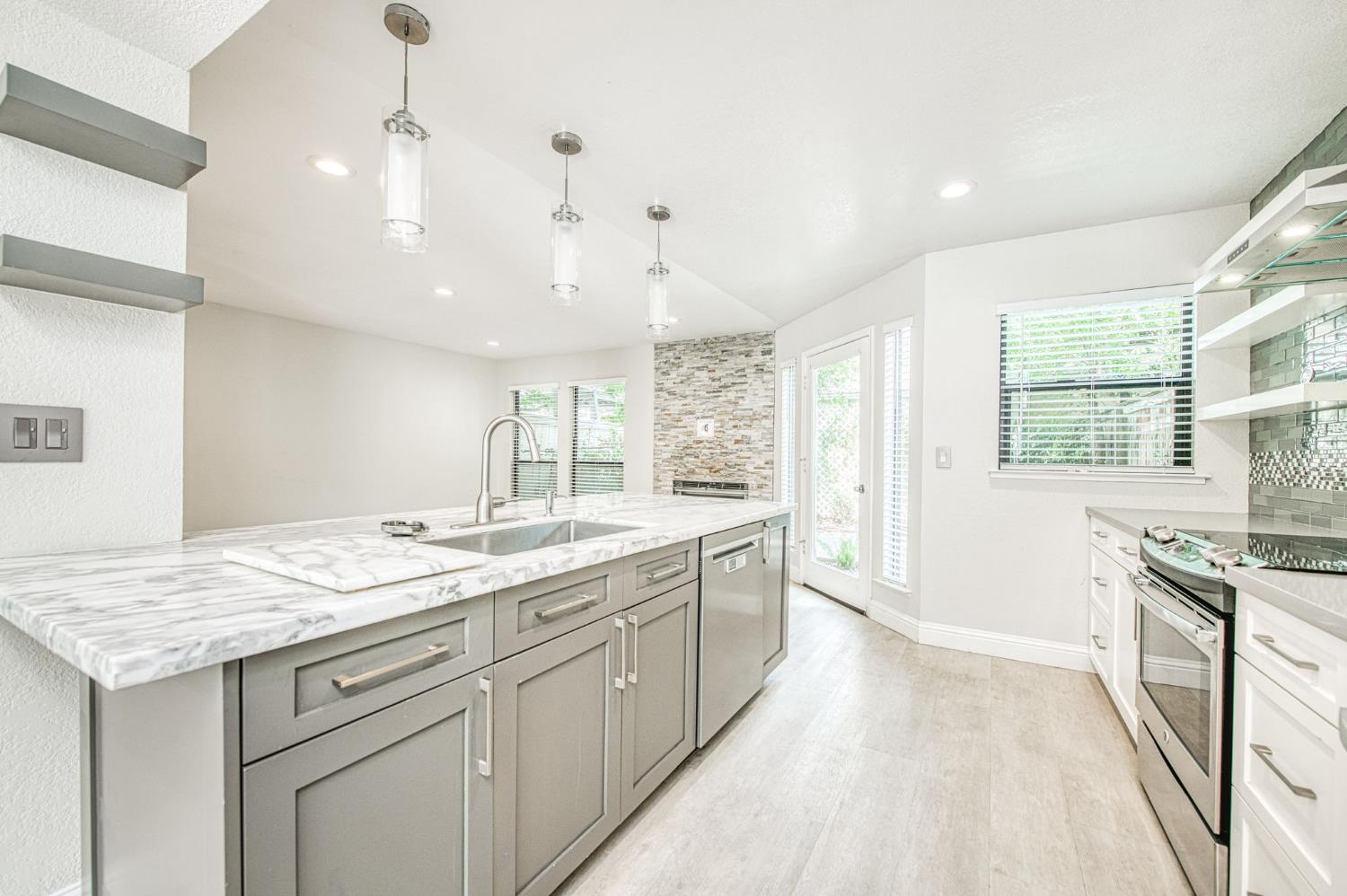 955 E Foxhill Dr, Fresno, CA 93720