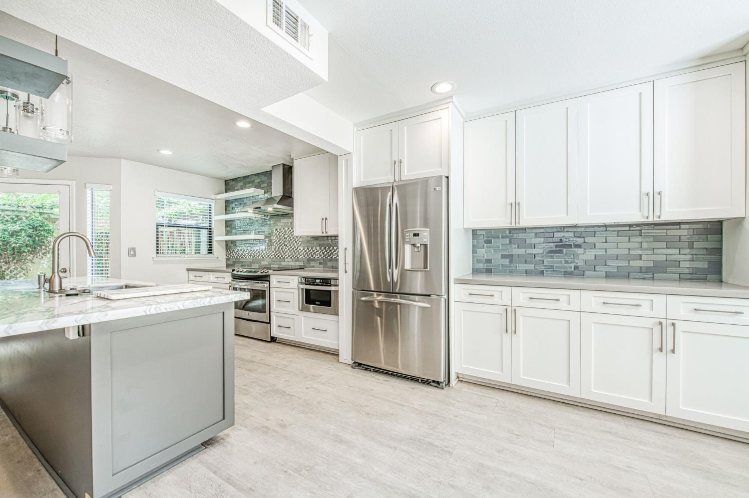 955 E Foxhill Dr, Fresno, CA 93720