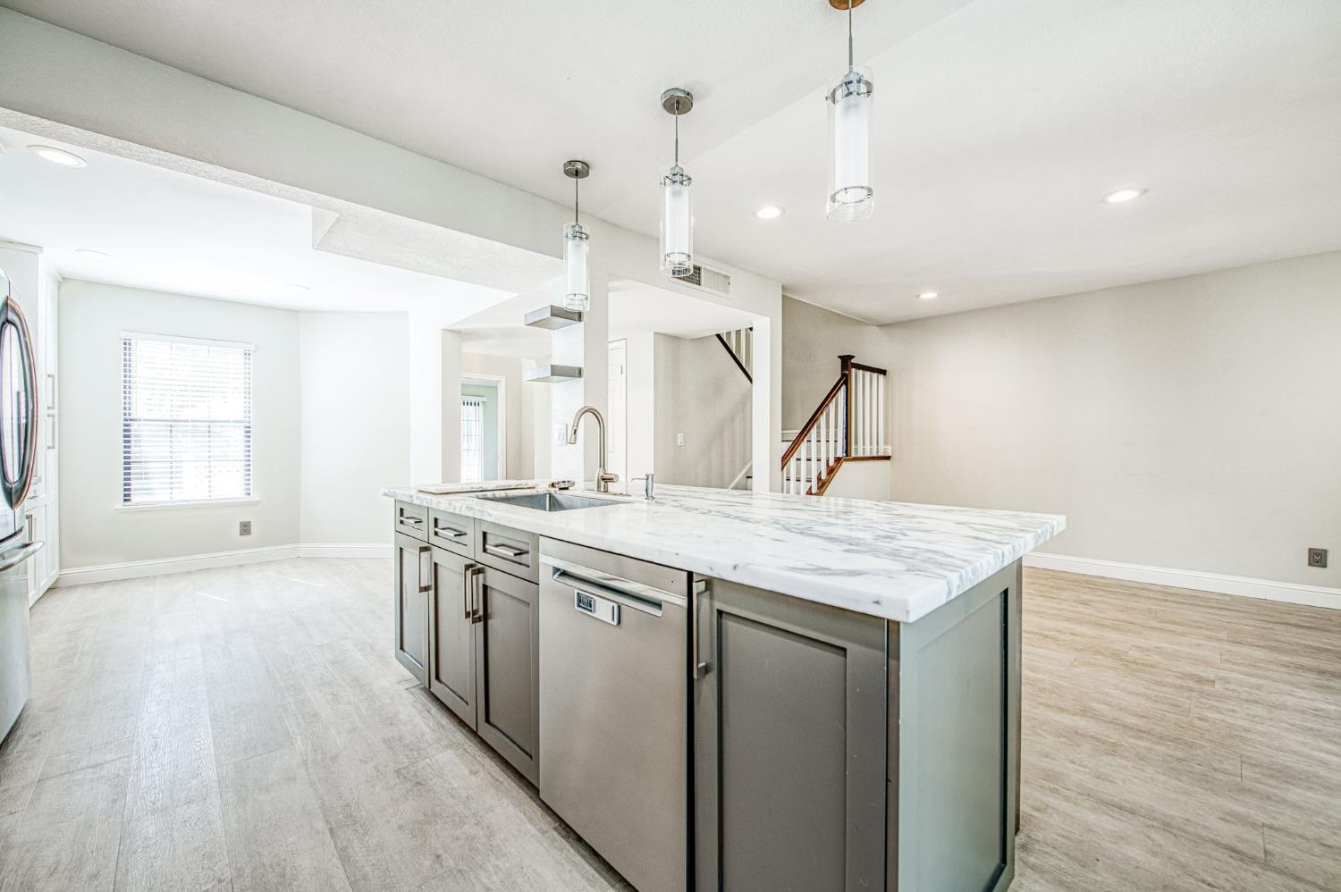 955 E Foxhill Dr, Fresno, CA 93720