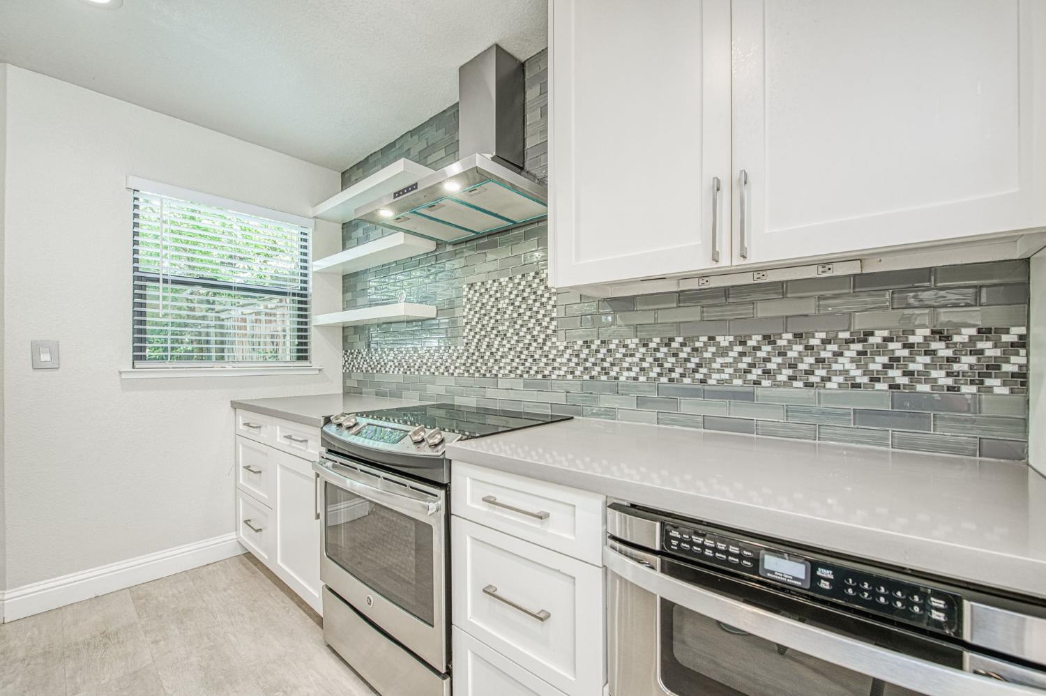 955 E Foxhill Dr, Fresno, CA 93720