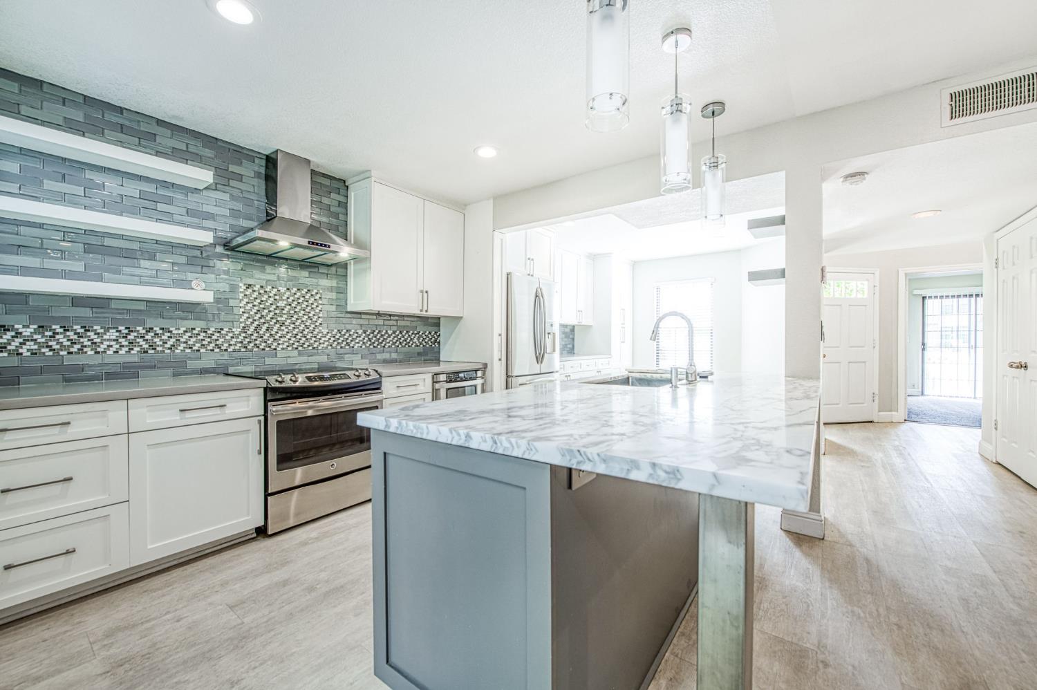 955 E Foxhill Dr, Fresno, CA 93720