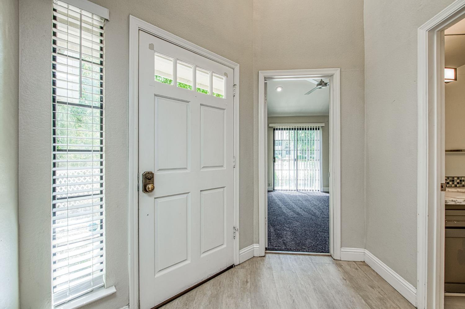 955 E Foxhill Dr, Fresno, CA 93720