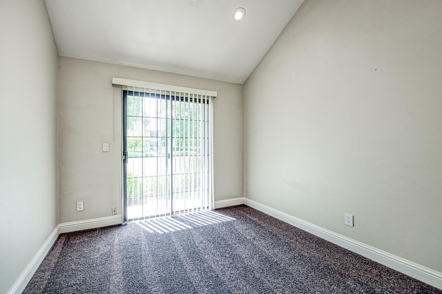 955 E Foxhill Dr, Fresno, CA 93720