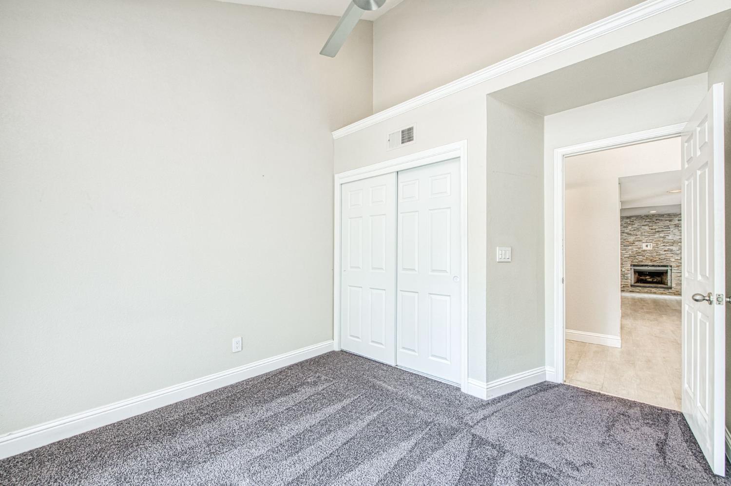 955 E Foxhill Dr, Fresno, CA 93720