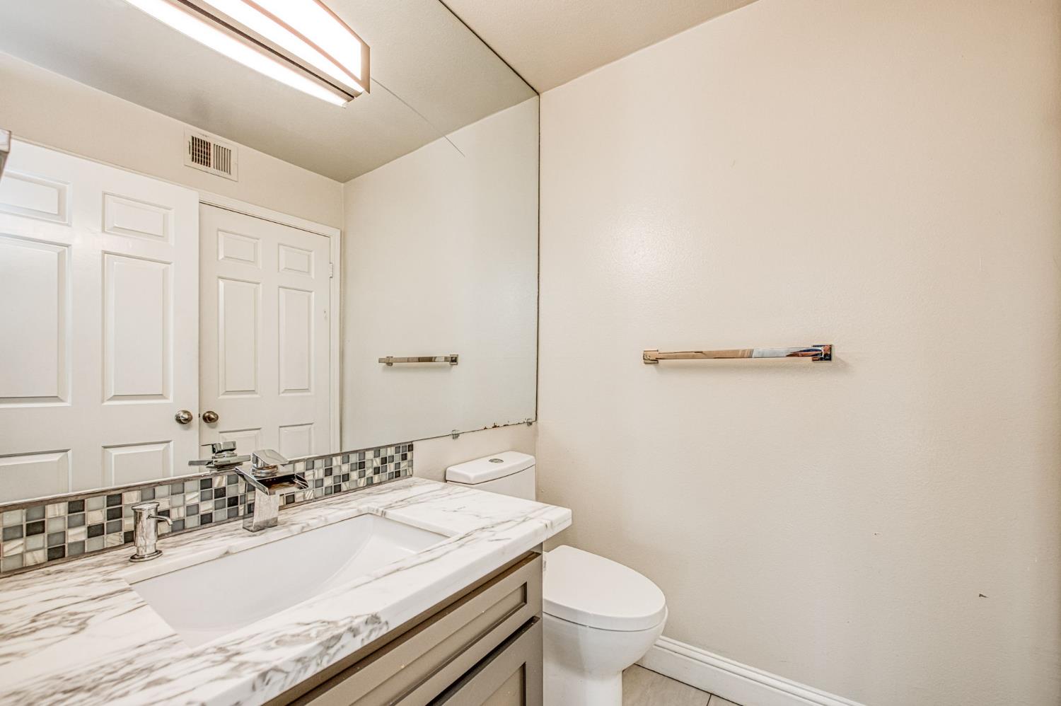 955 E Foxhill Dr, Fresno, CA 93720