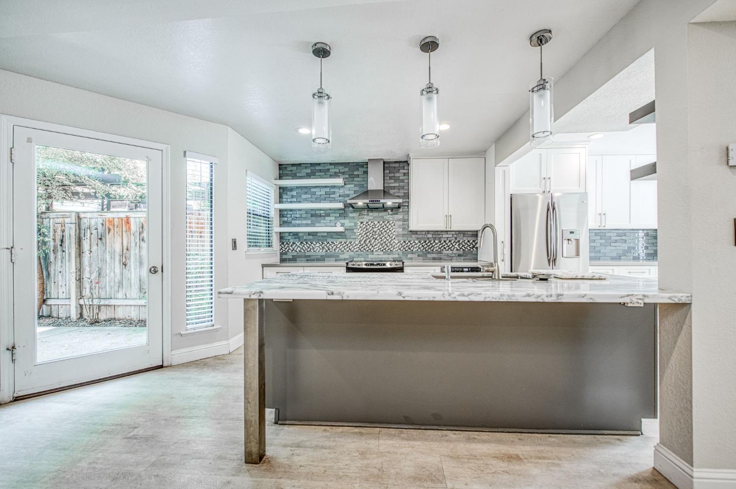 955 E Foxhill Dr, Fresno, CA 93720