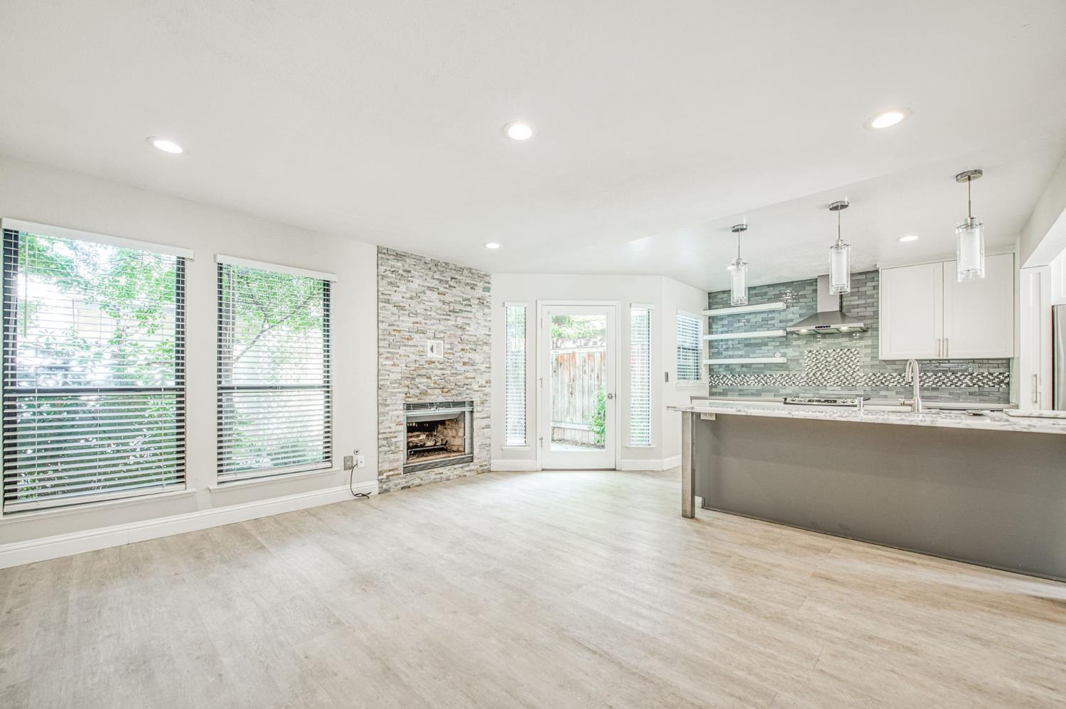 955 E Foxhill Dr, Fresno, CA 93720