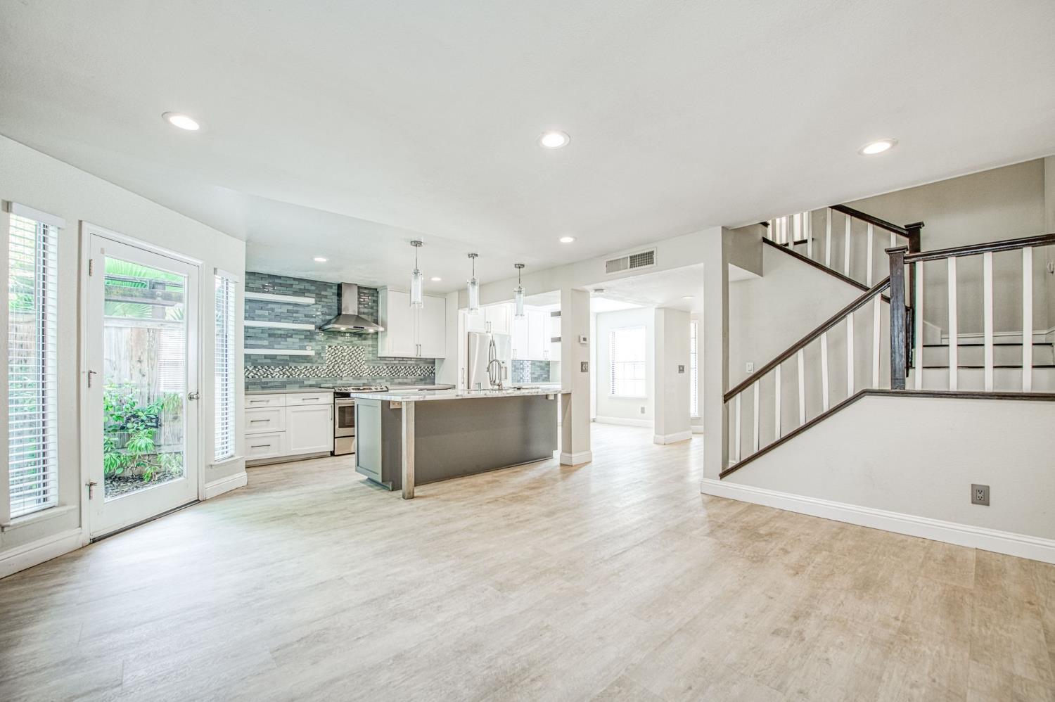 955 E Foxhill Dr, Fresno, CA 93720