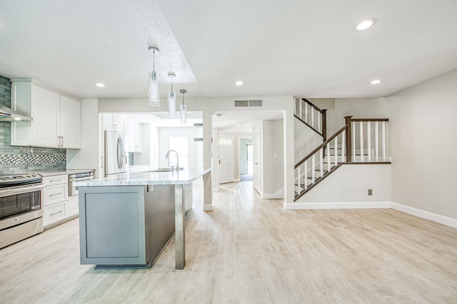 955 E Foxhill Dr, Fresno, CA 93720