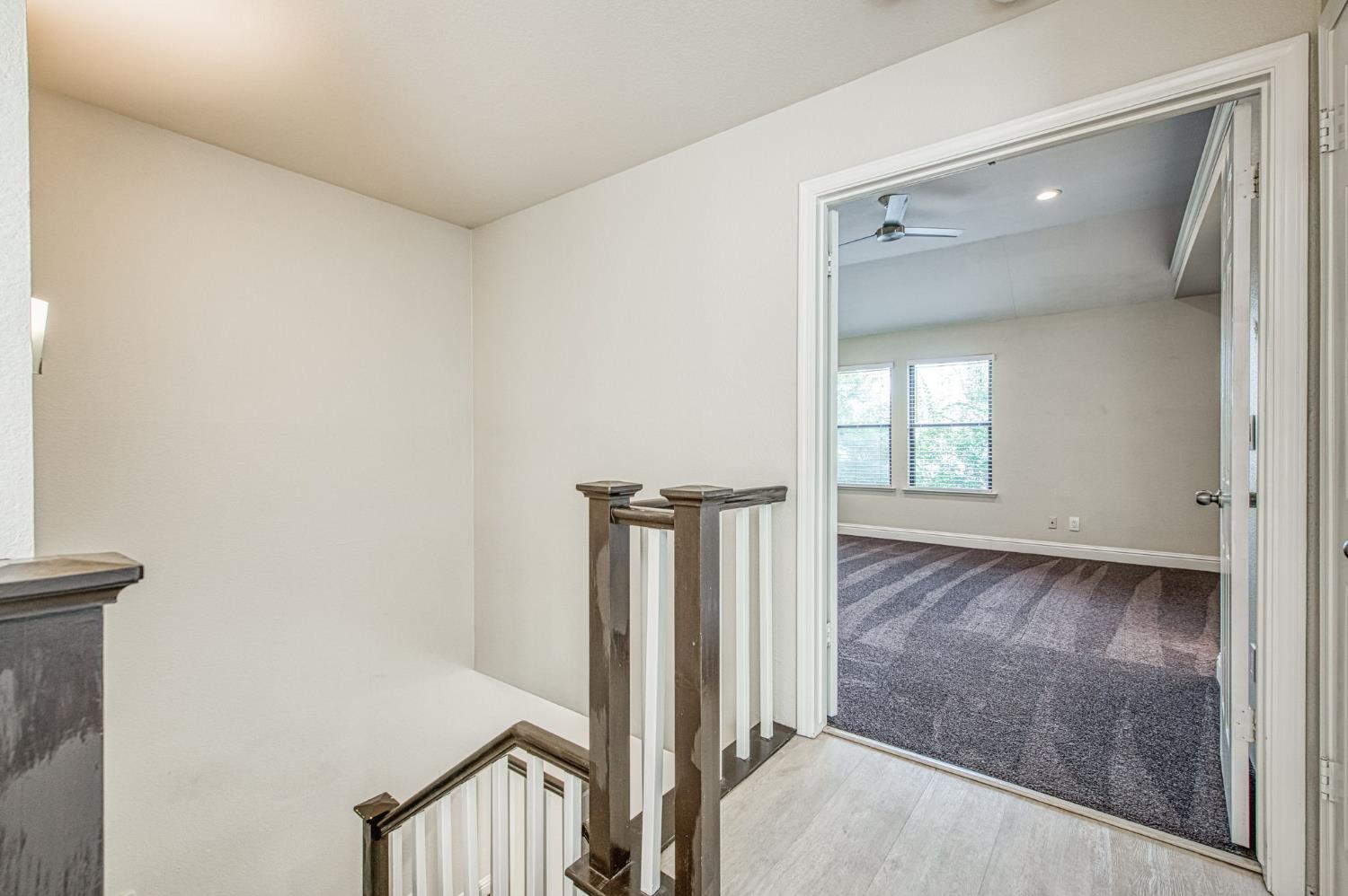 955 E Foxhill Dr, Fresno, CA 93720