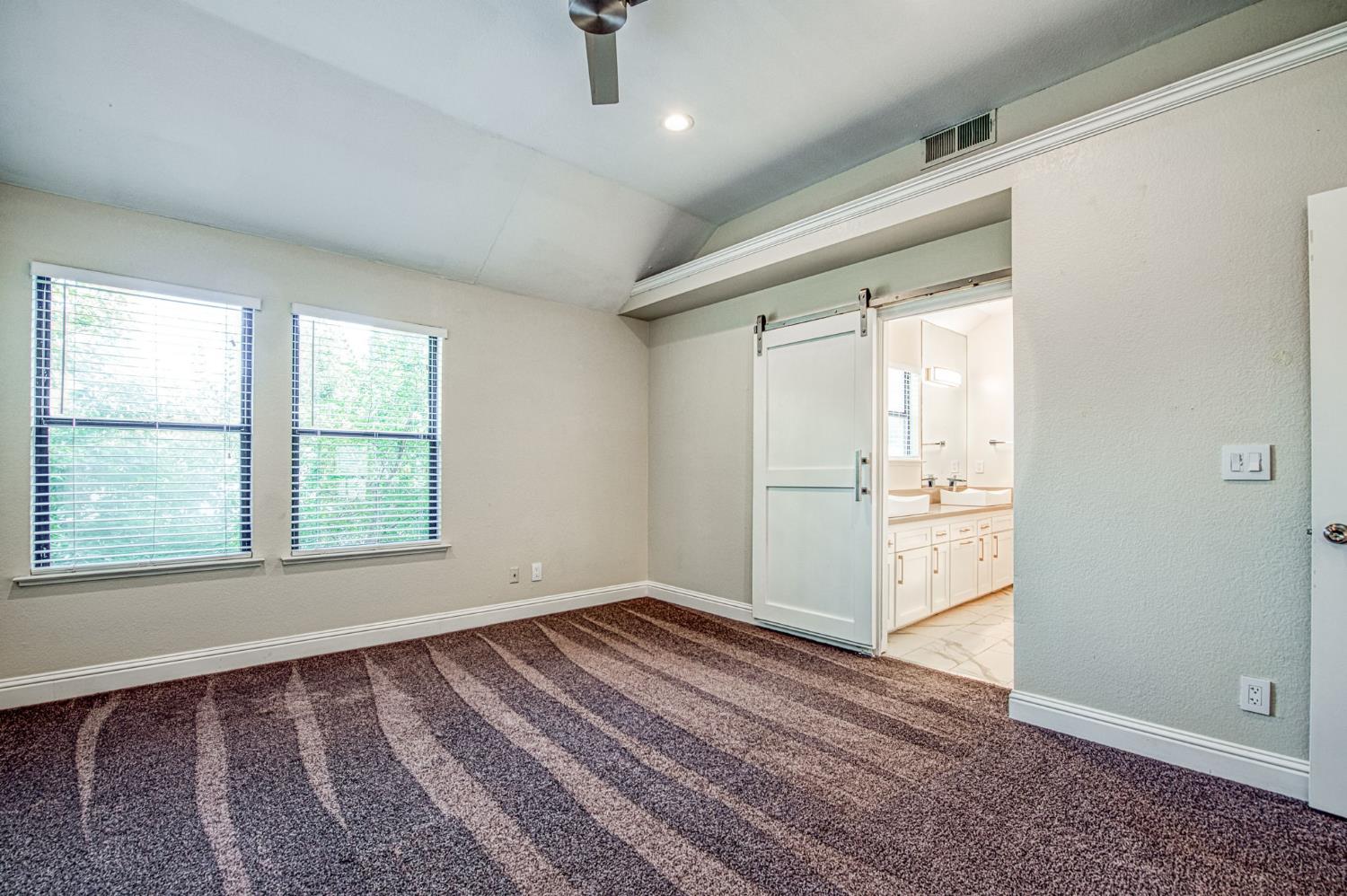 955 E Foxhill Dr, Fresno, CA 93720