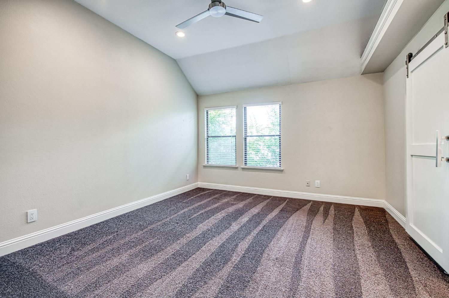 955 E Foxhill Dr, Fresno, CA 93720