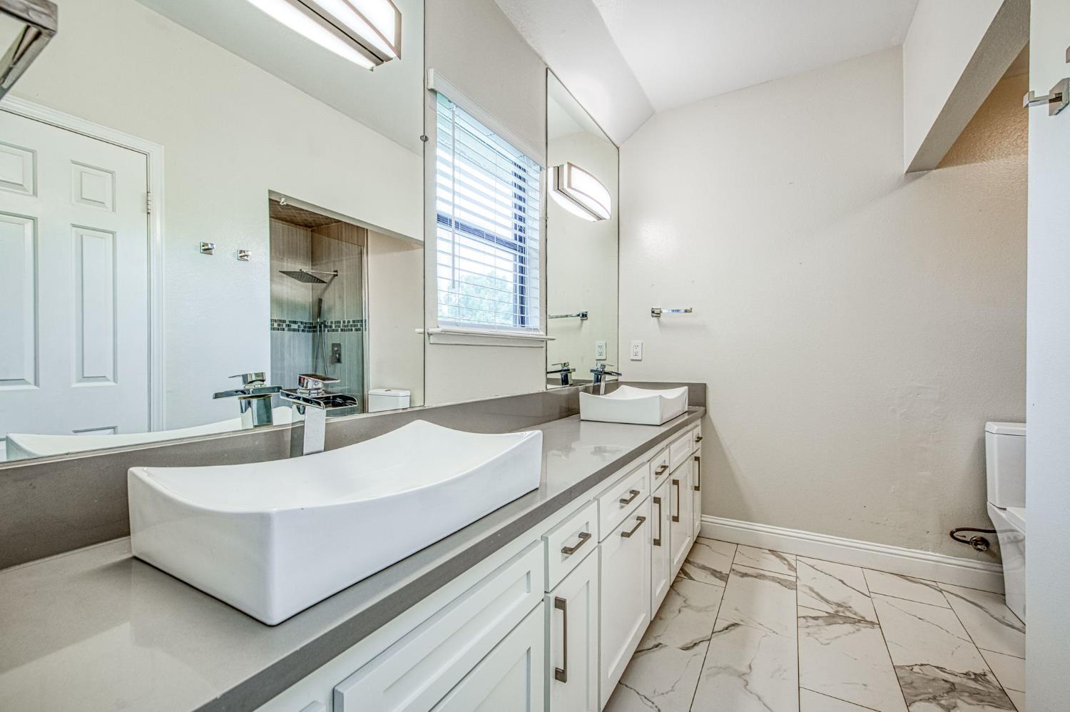 955 E Foxhill Dr, Fresno, CA 93720