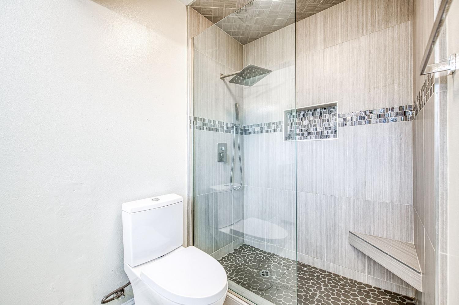 955 E Foxhill Dr, Fresno, CA 93720