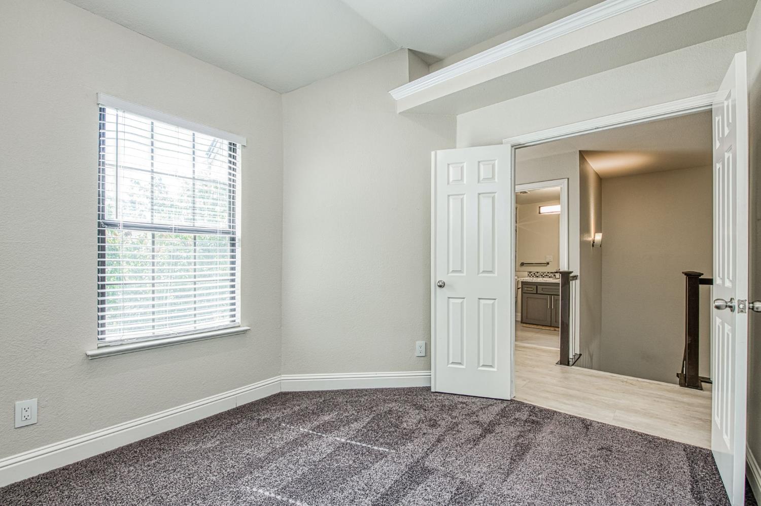 955 E Foxhill Dr, Fresno, CA 93720