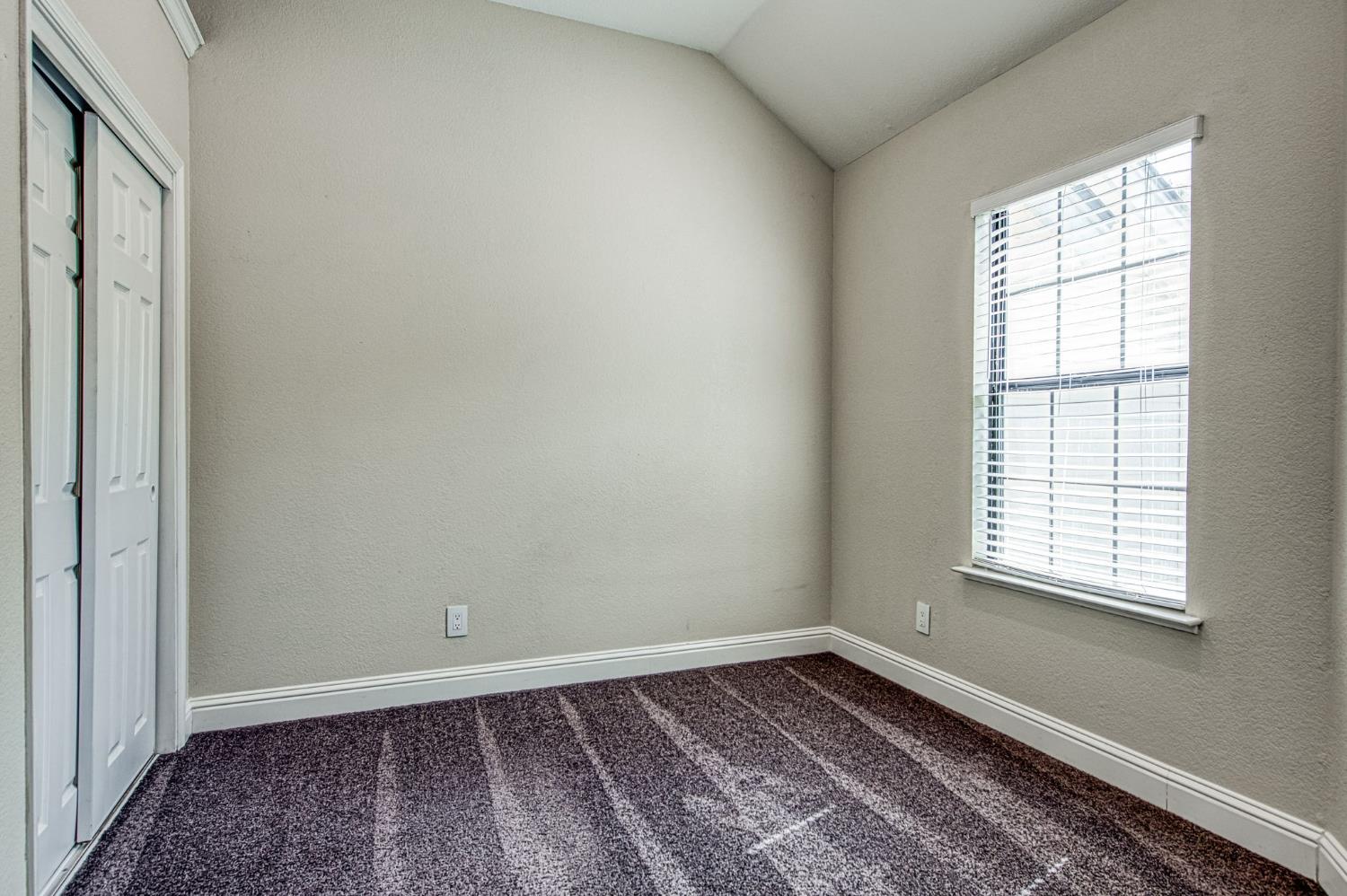 955 E Foxhill Dr, Fresno, CA 93720