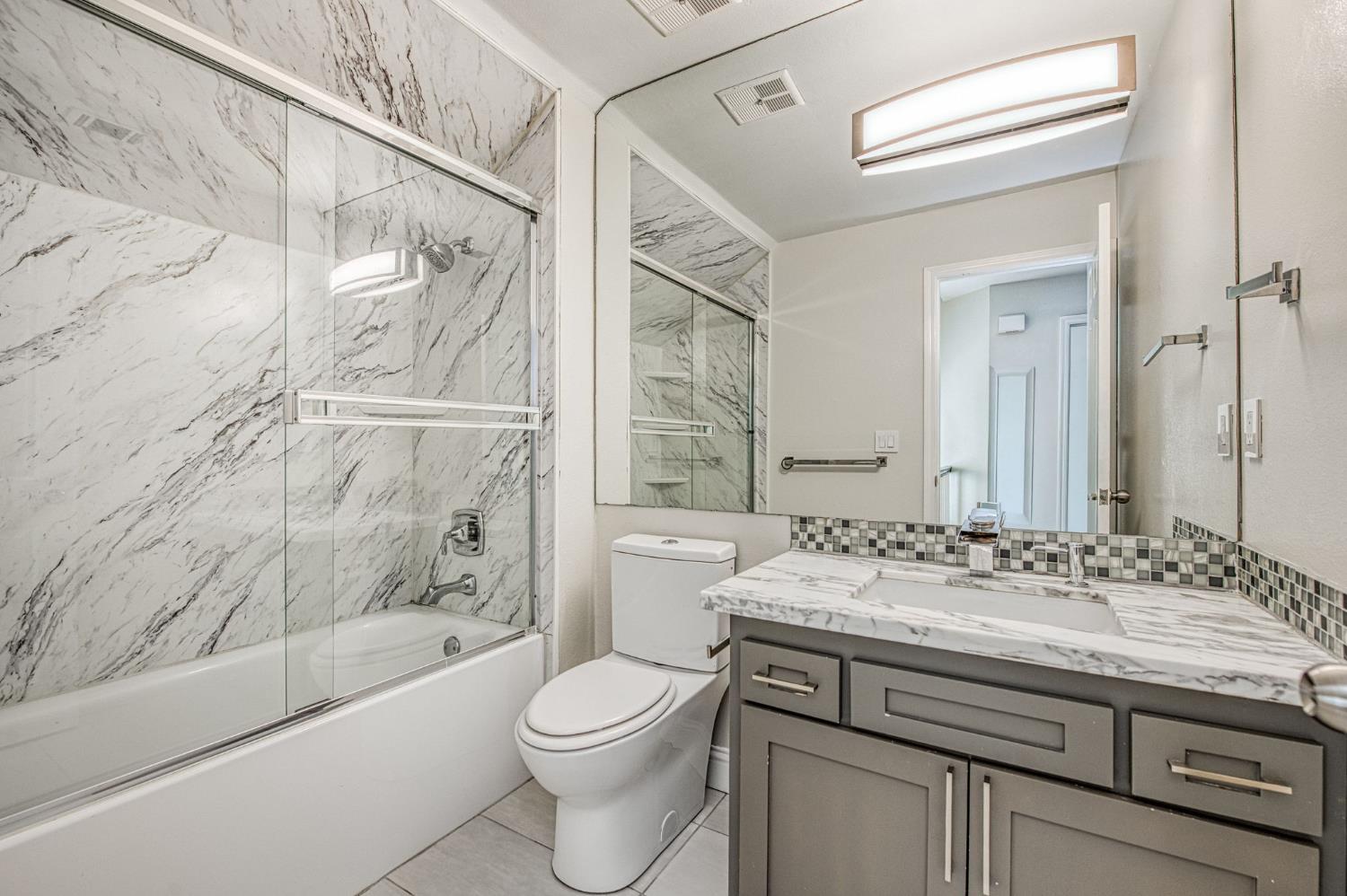 955 E Foxhill Dr, Fresno, CA 93720