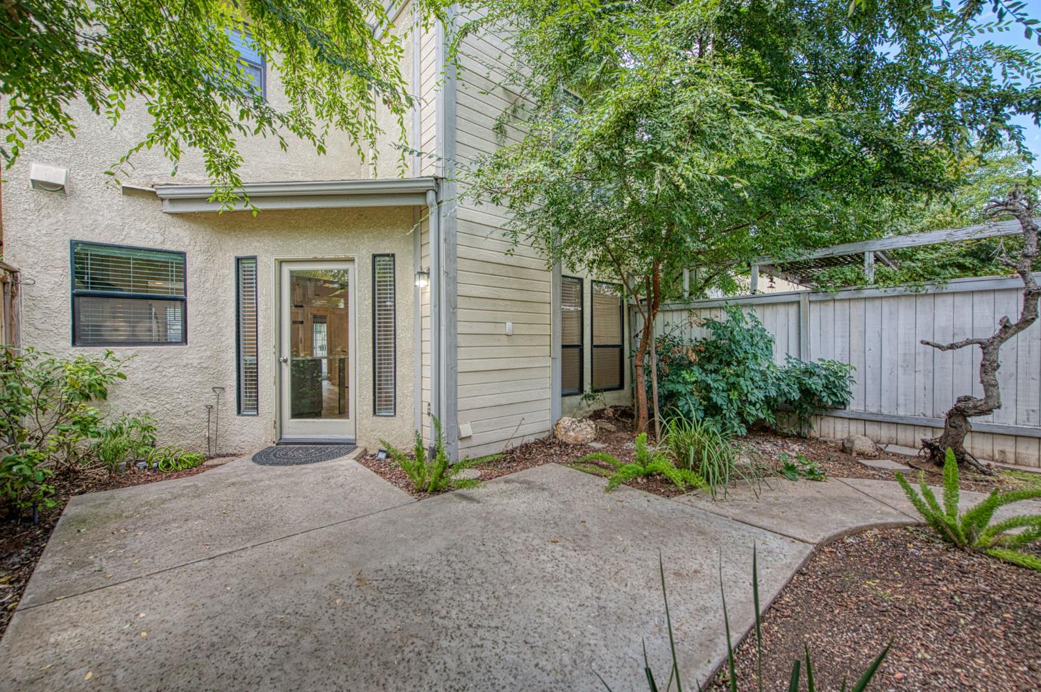 955 E Foxhill Dr, Fresno, CA 93720