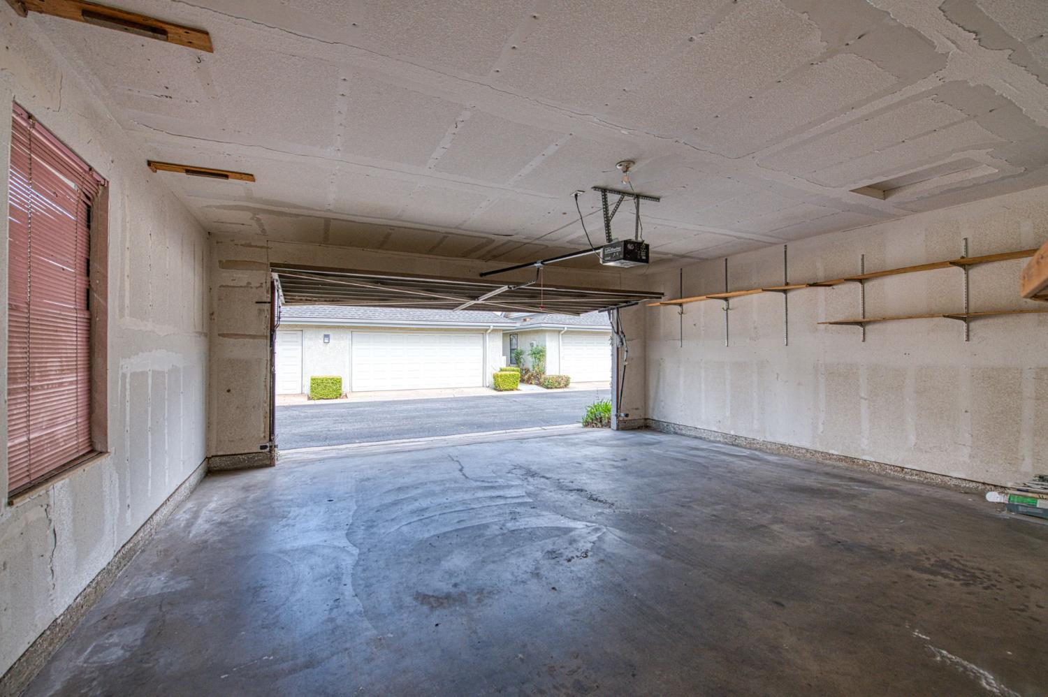 955 E Foxhill Dr, Fresno, CA 93720