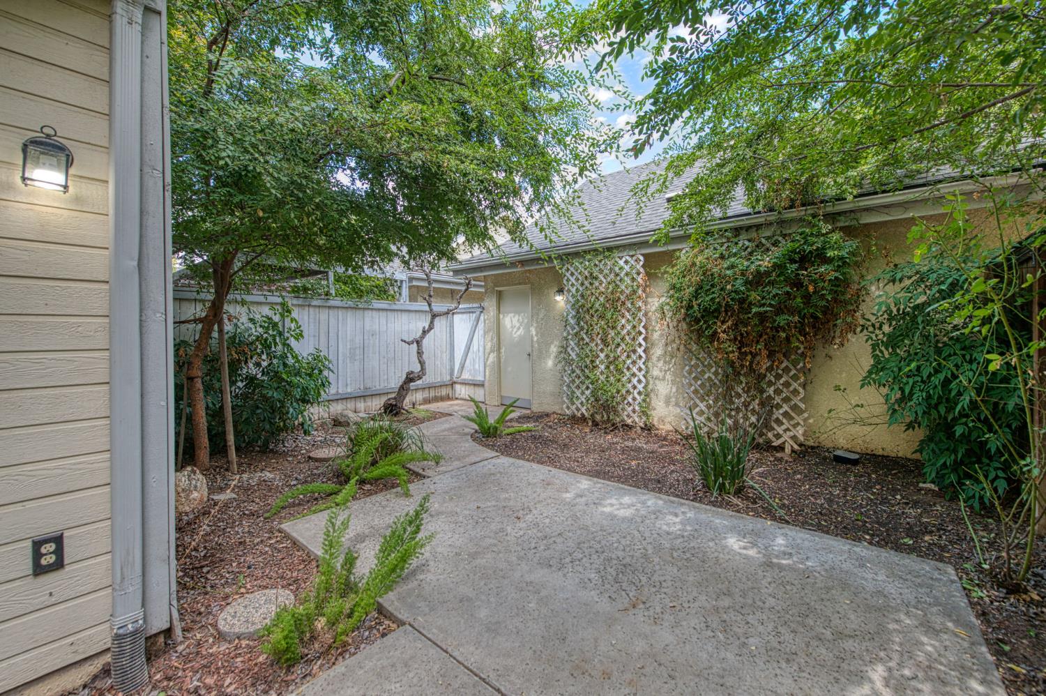 955 E Foxhill Dr, Fresno, CA 93720