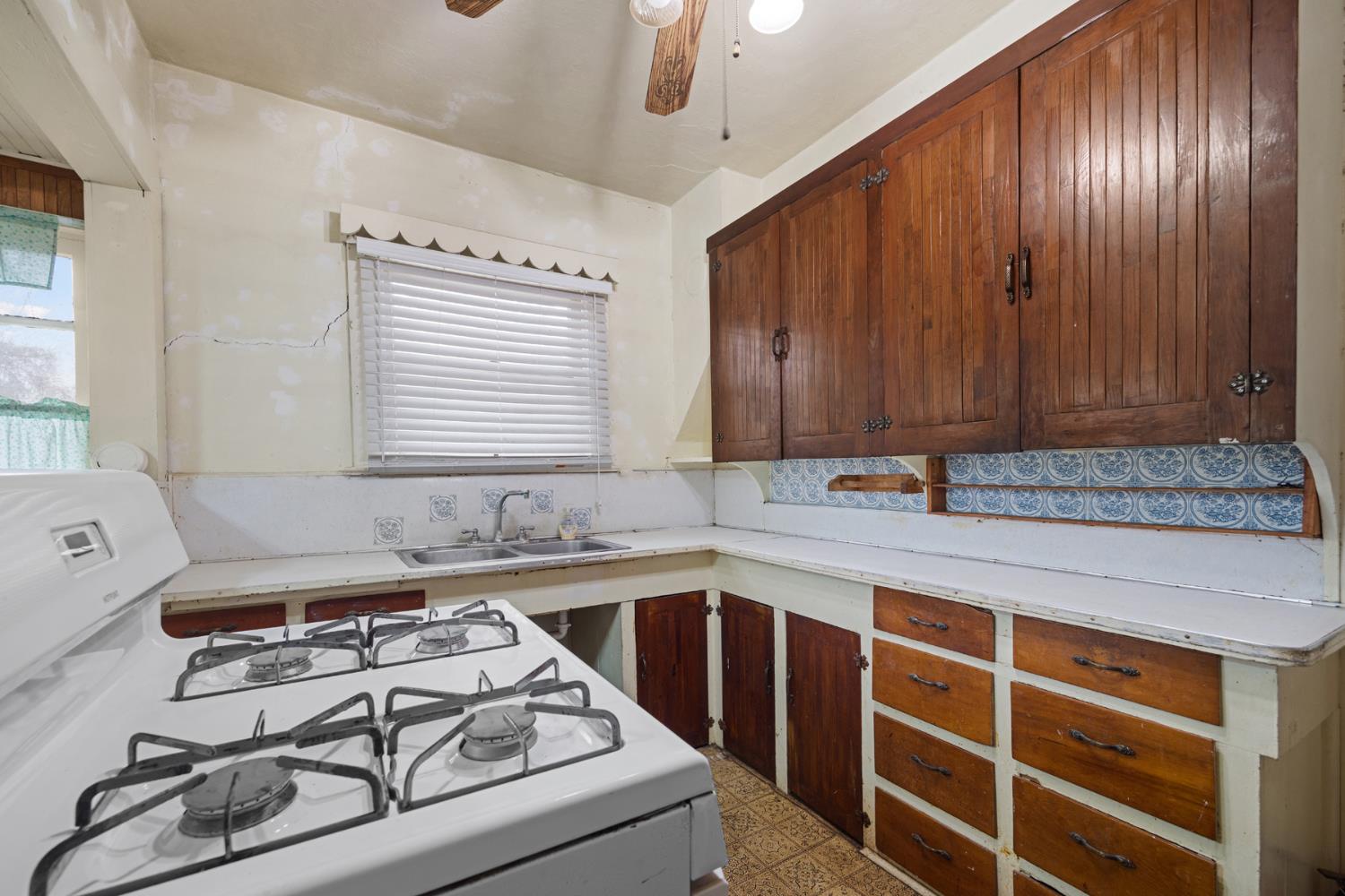 517 N Westwood Ave, Lindsay, CA 93247