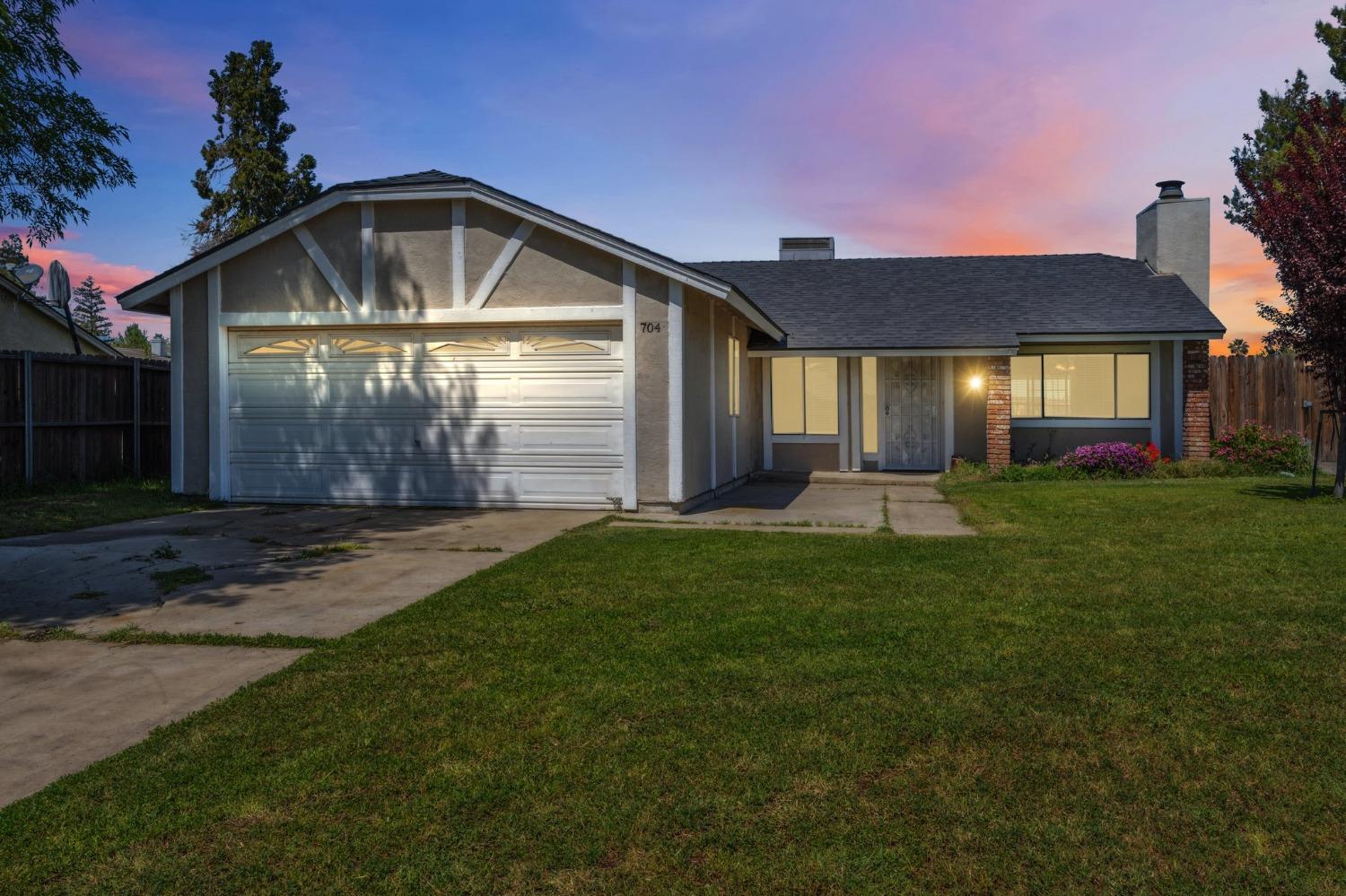 704 Rosehill Dr, Chowchilla, CA 93610