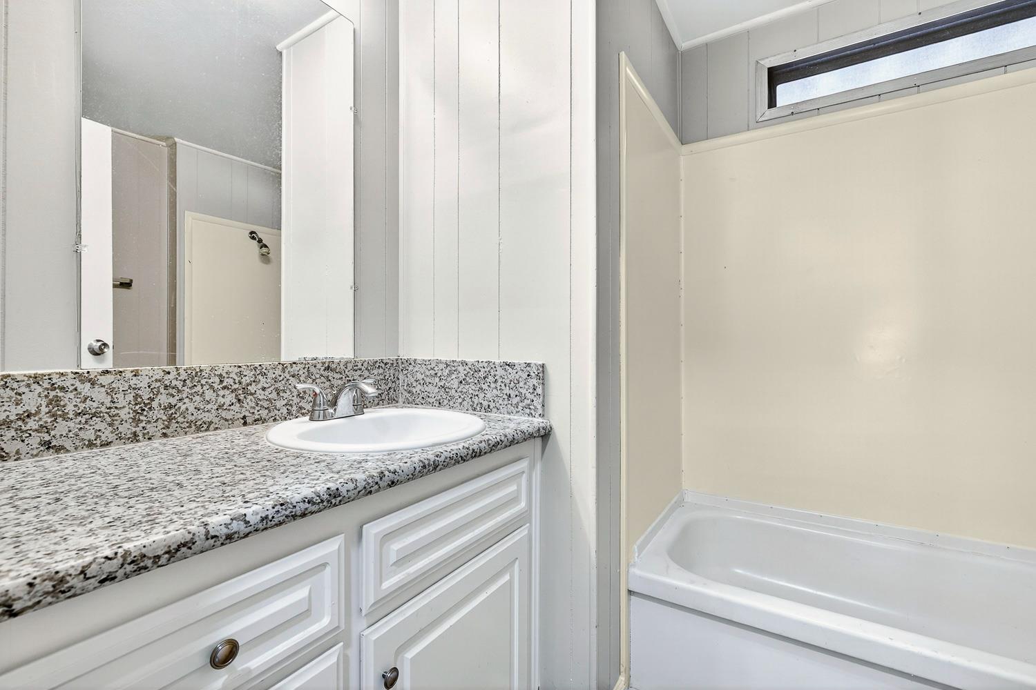 1001 Sylmar Ave #128, Clovis, CA 93612