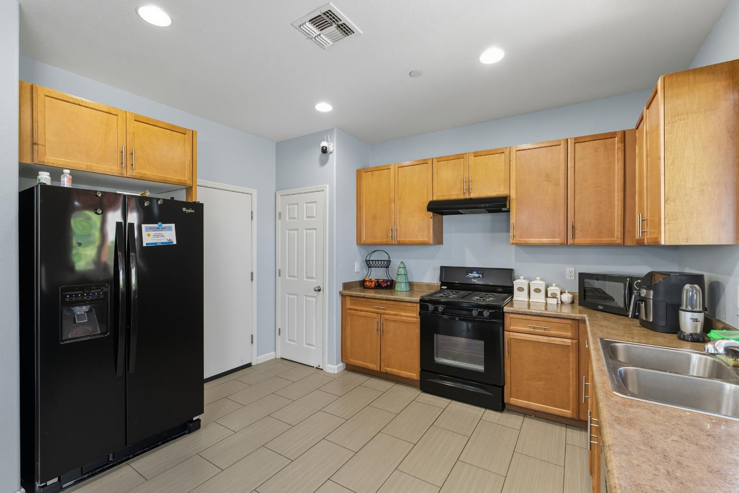 252 S Kona Ave, Fresno, CA 93727