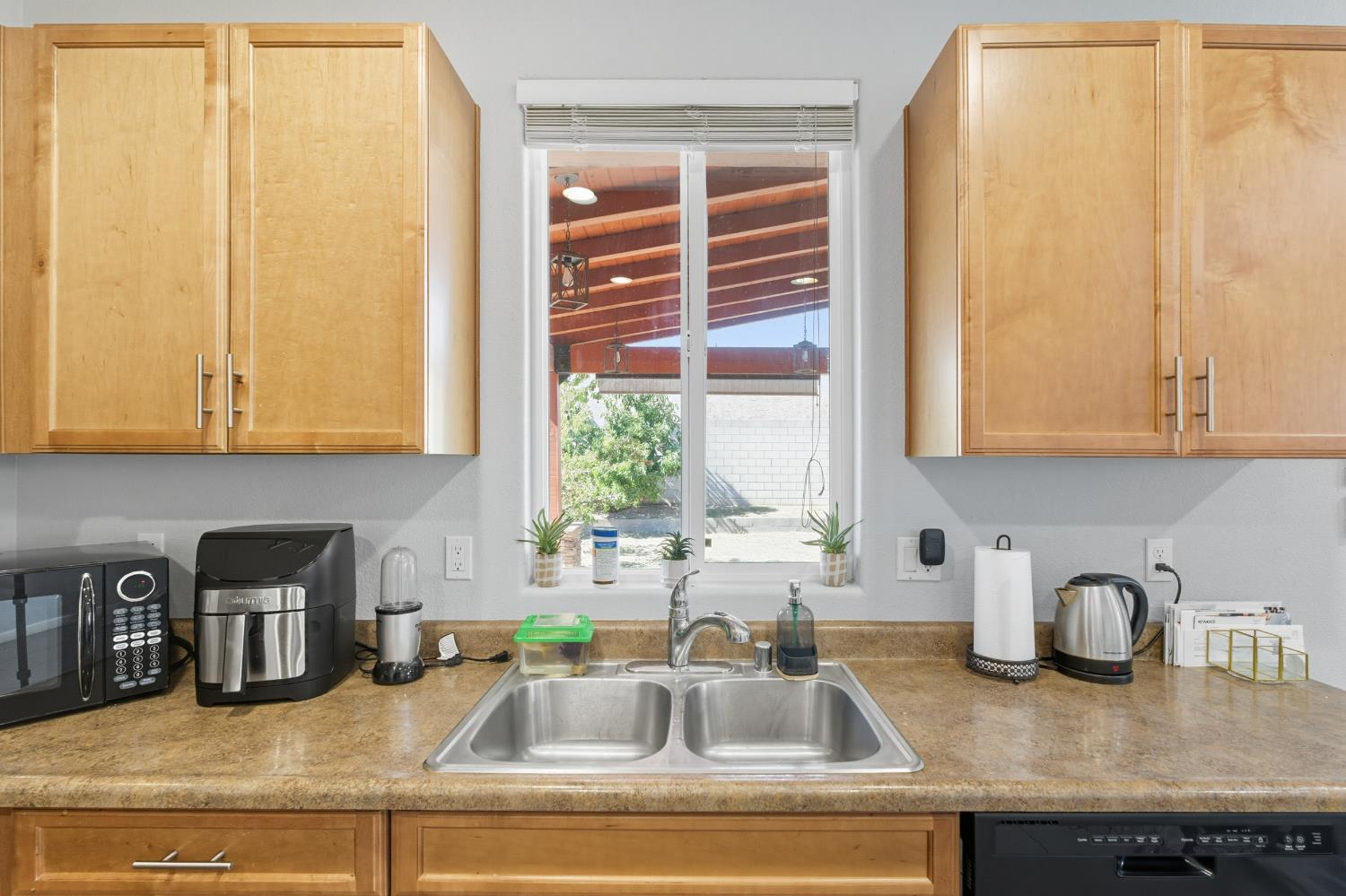252 S Kona Ave, Fresno, CA 93727