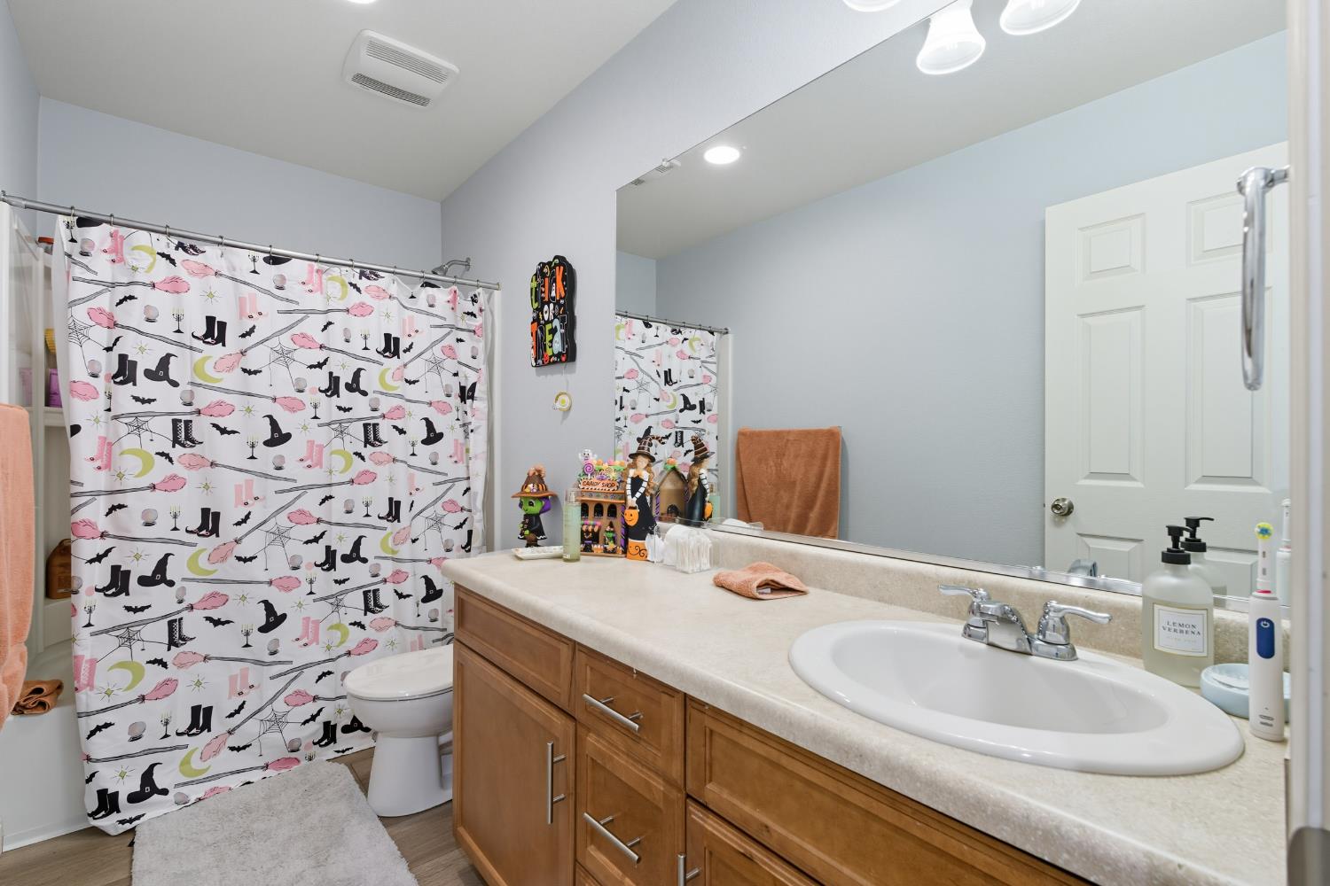 252 S Kona Ave, Fresno, CA 93727