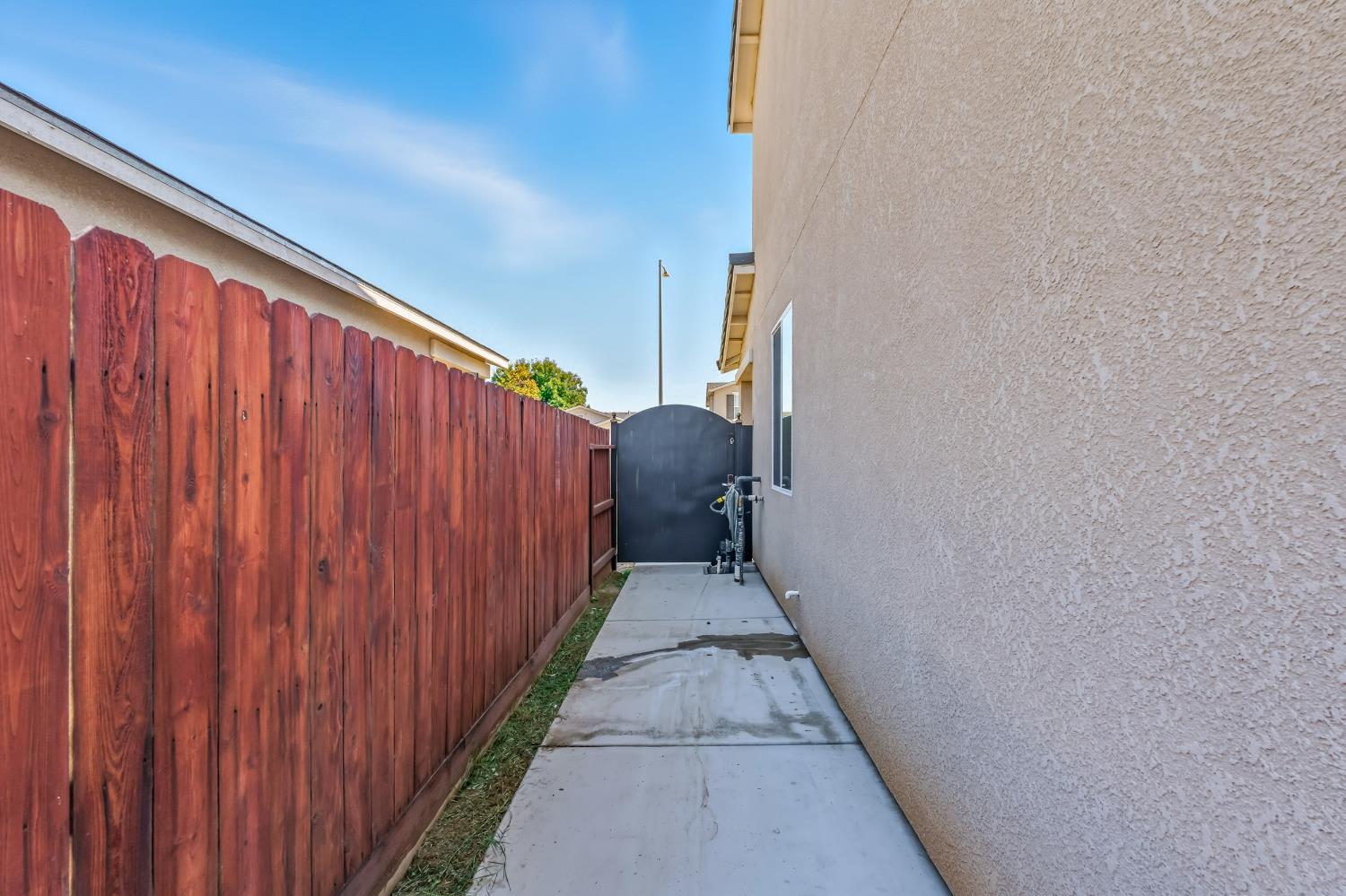 252 S Kona Ave, Fresno, CA 93727