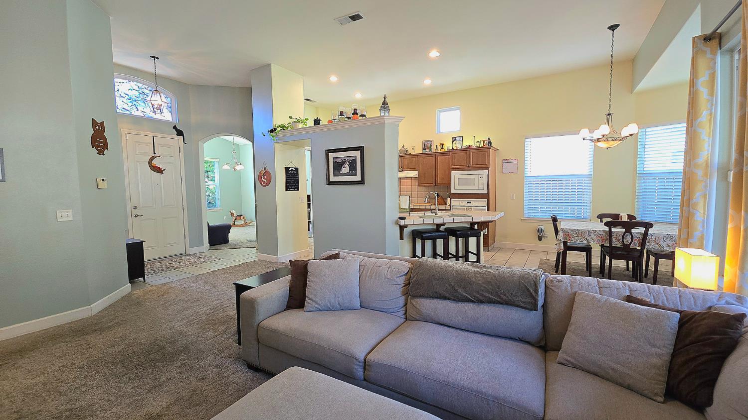 1919 Megan Ave, Clovis, CA 93611