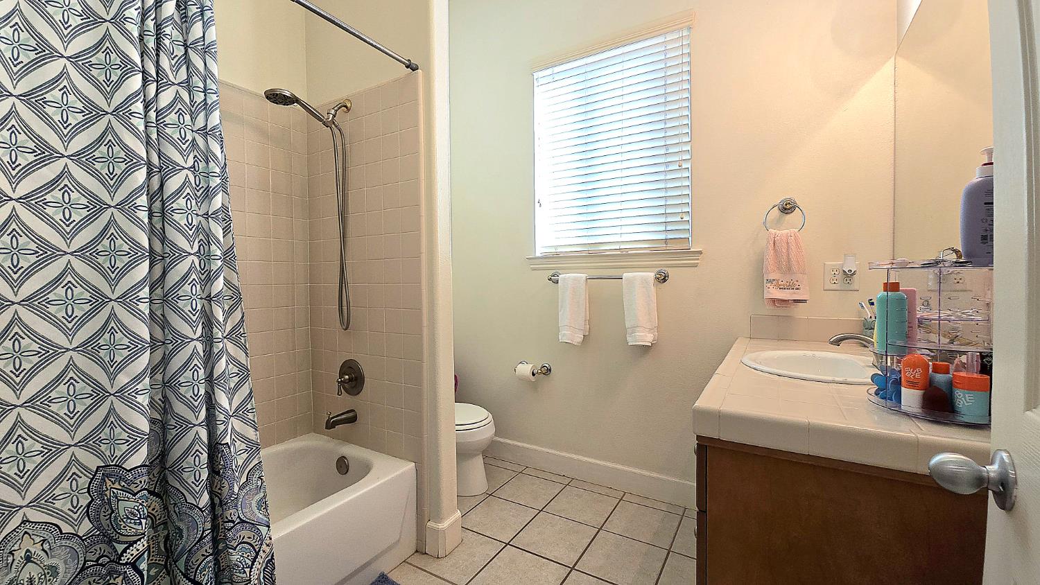 1919 Megan Ave, Clovis, CA 93611