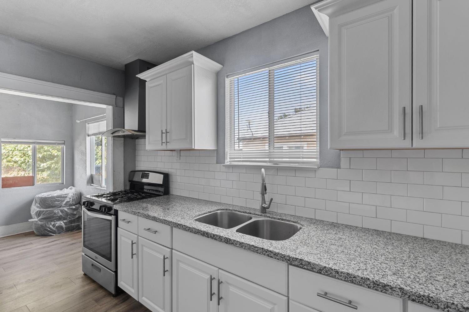 1211 E Clinton Ave, Fresno, CA 93704