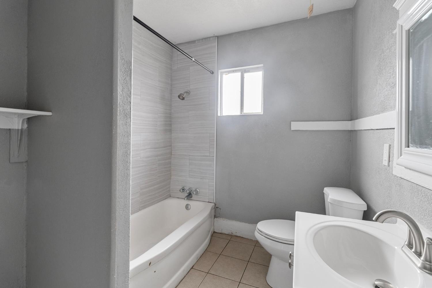 1211 E Clinton Ave, Fresno, CA 93704