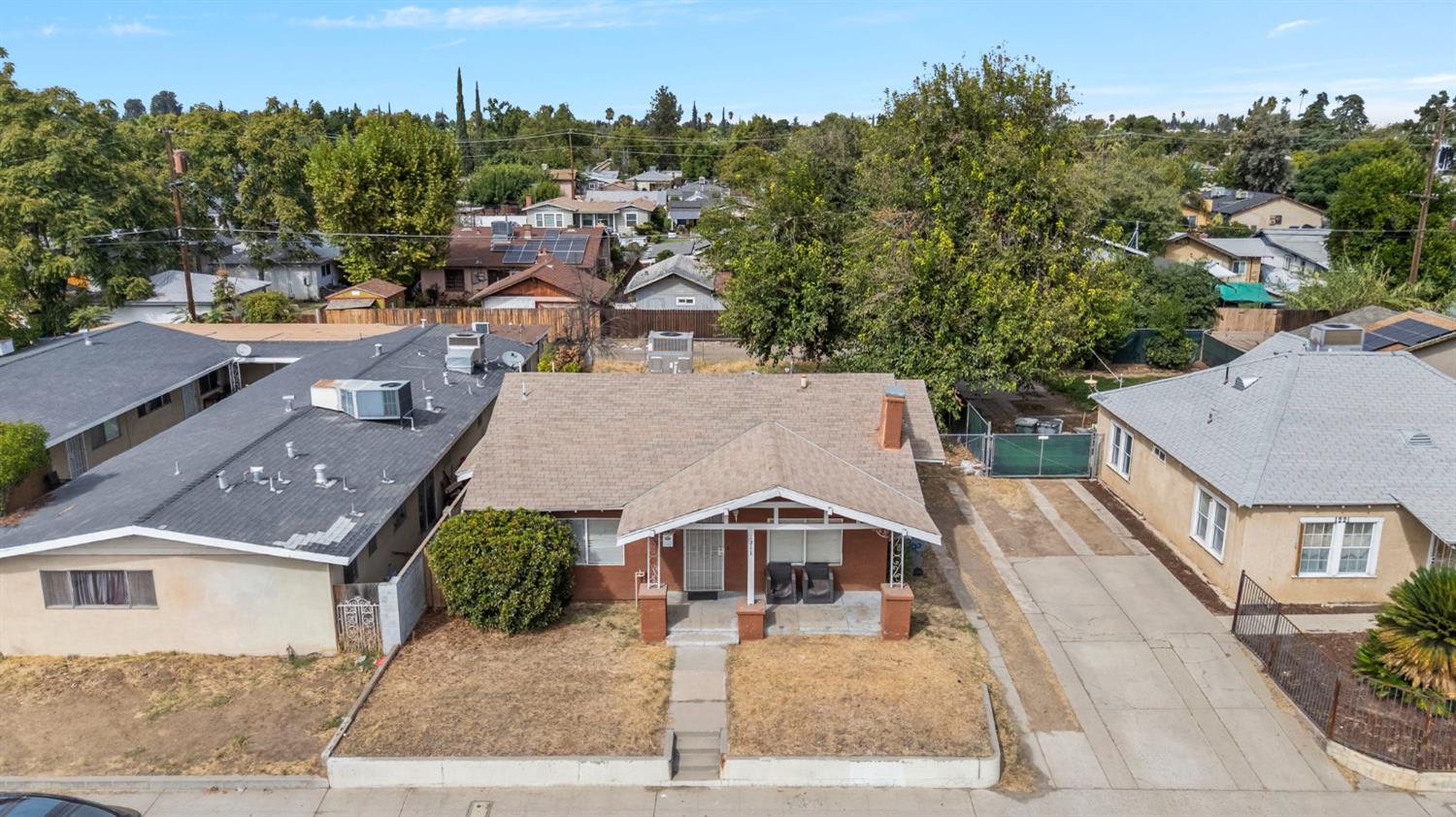 1211 E Clinton Ave, Fresno, CA 93704