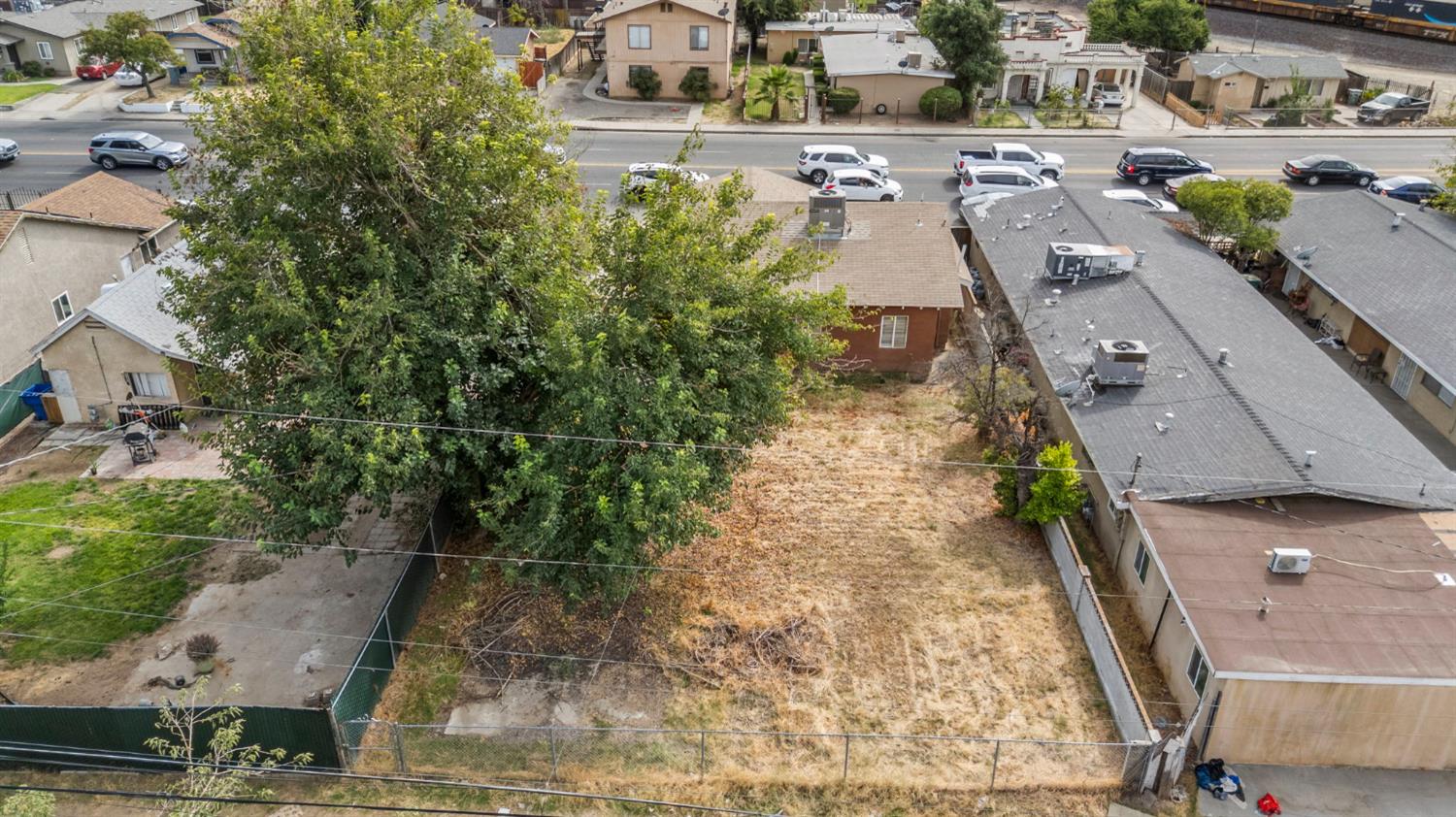 1211 E Clinton Ave, Fresno, CA 93704