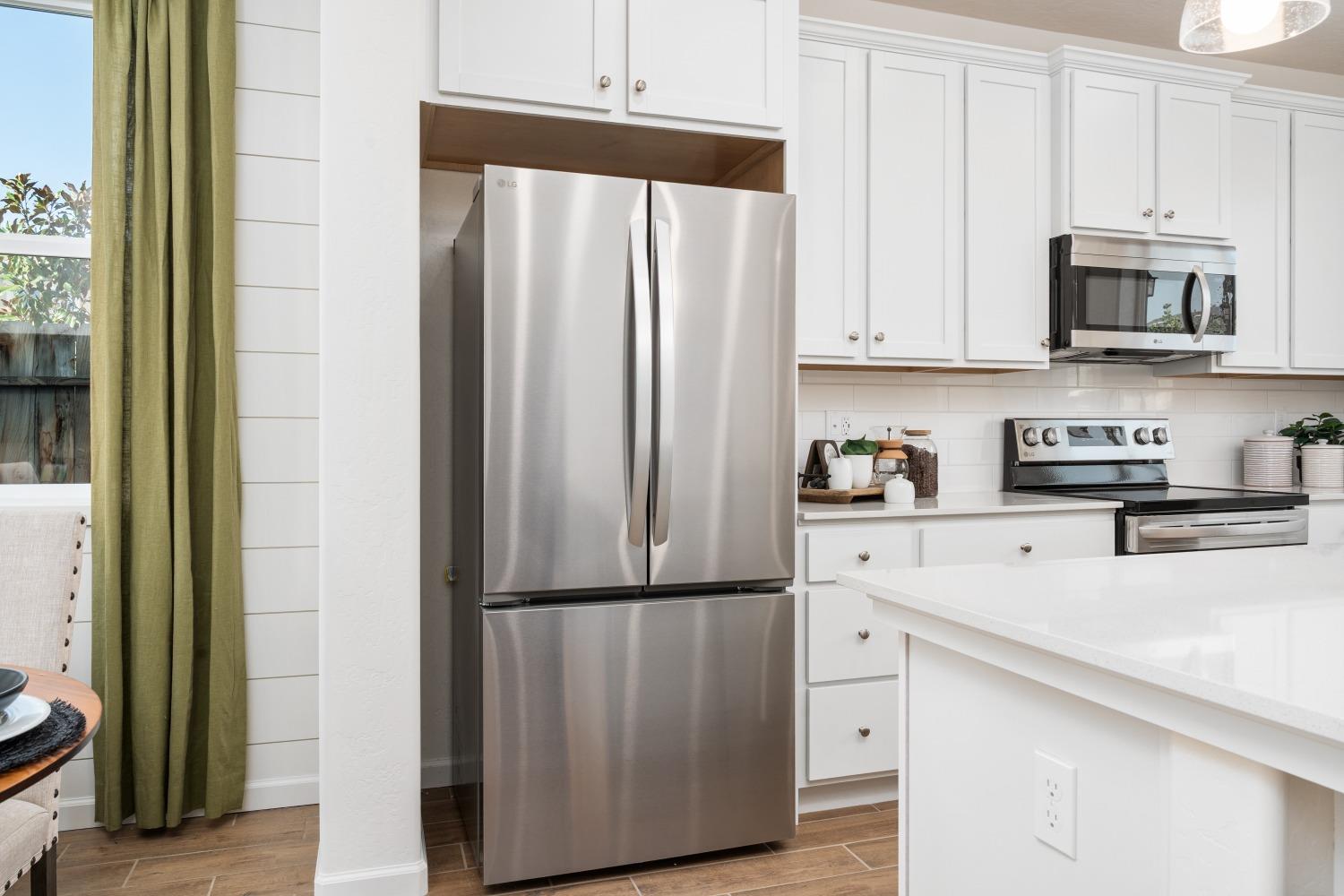 6551 E Cresthaven Dr, Fresno, CA 93727