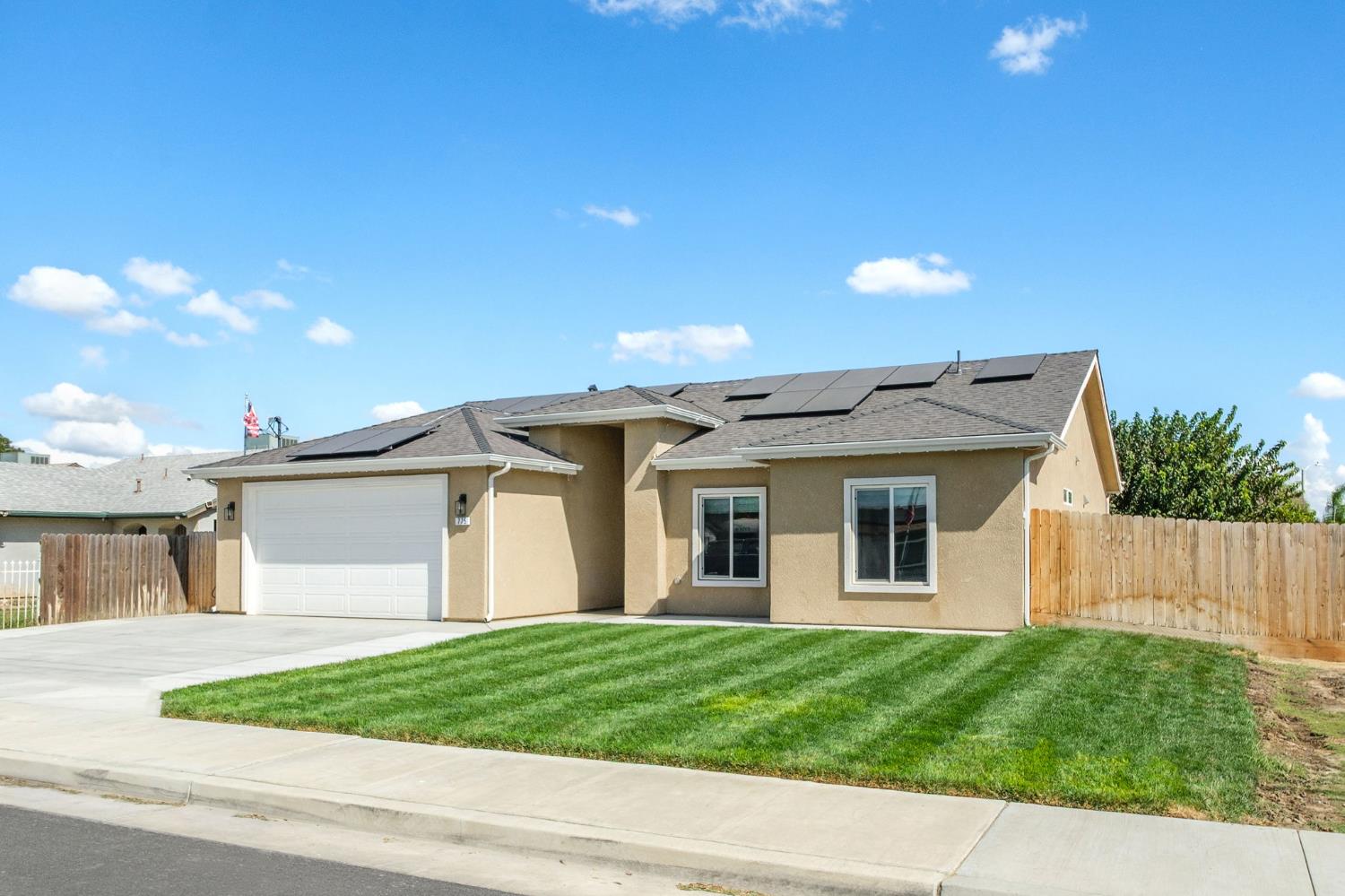 775 Kimball Ln, Hanford, CA 93230