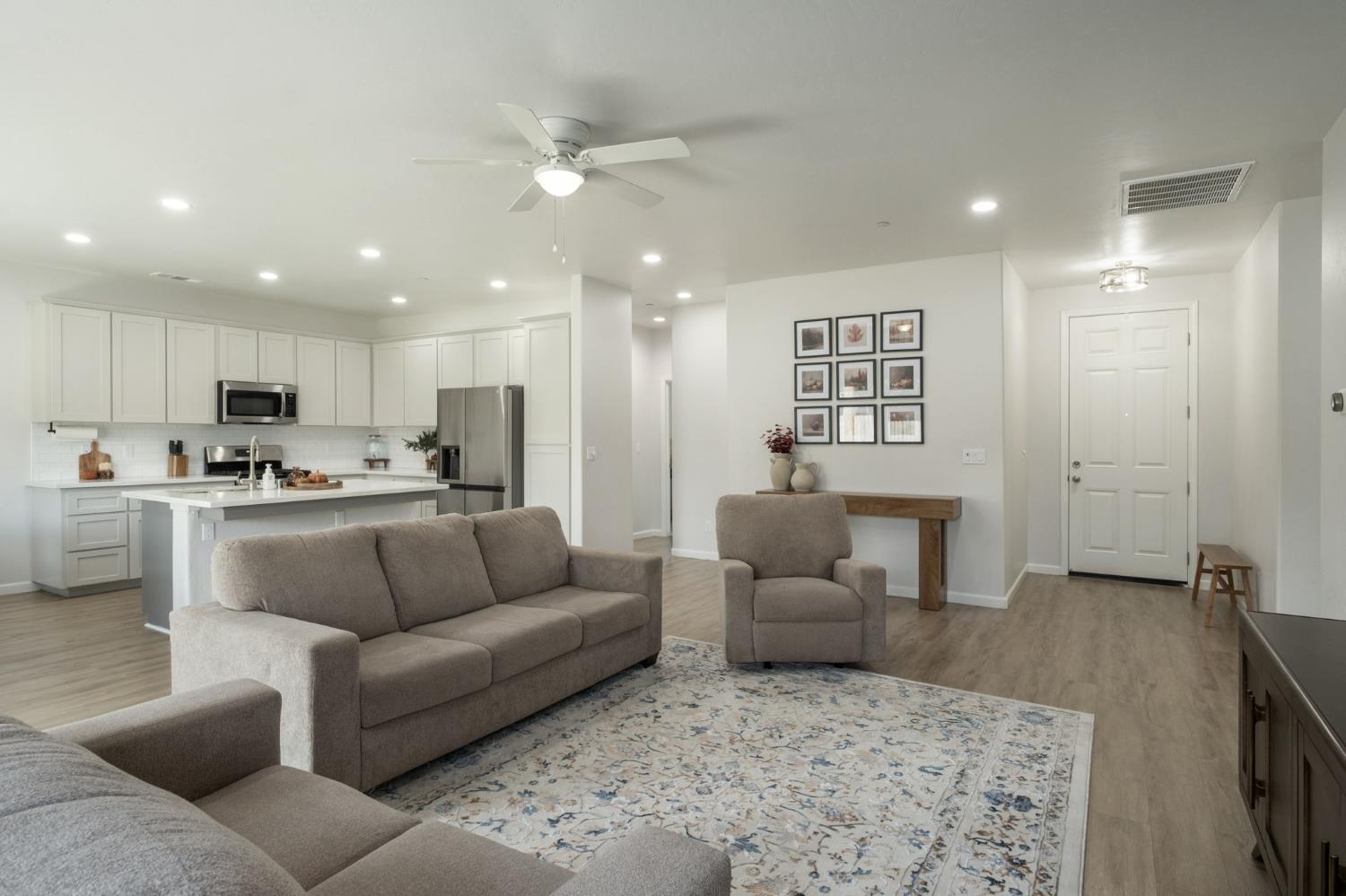 775 Kimball Ln, Hanford, CA 93230