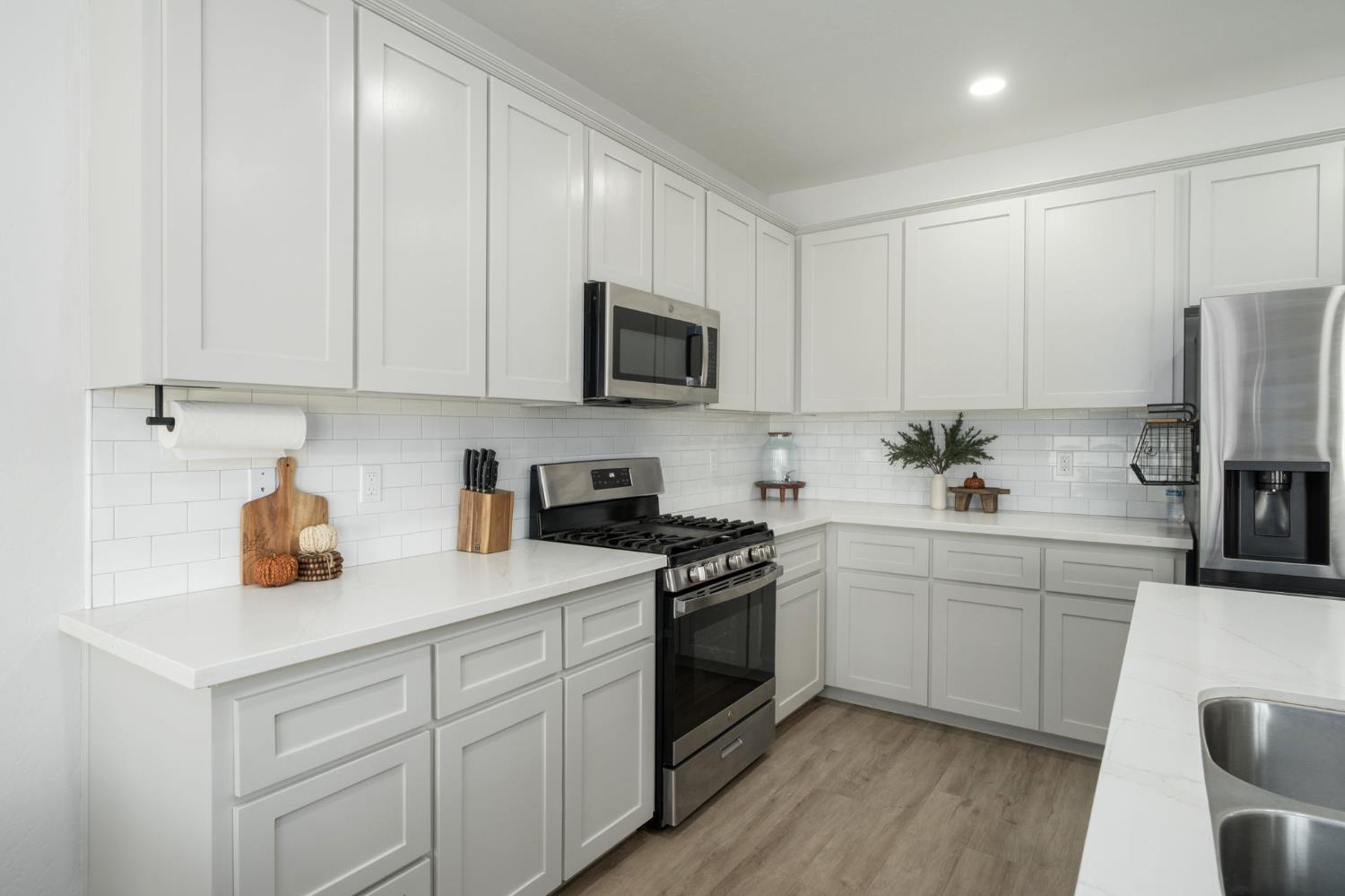 775 Kimball Ln, Hanford, CA 93230