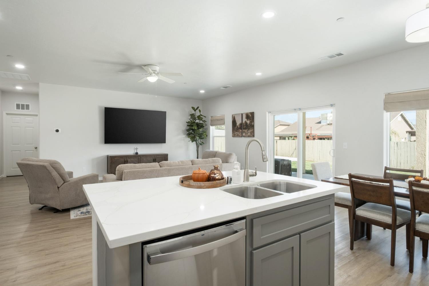 775 Kimball Ln, Hanford, CA 93230