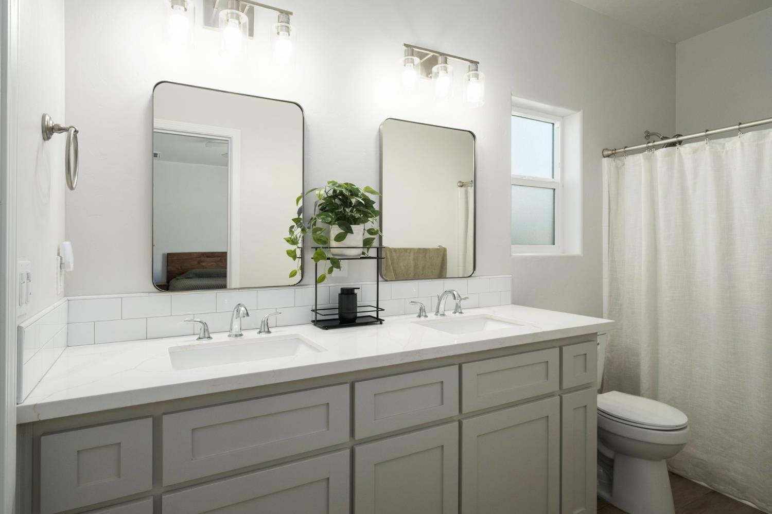 775 Kimball Ln, Hanford, CA 93230