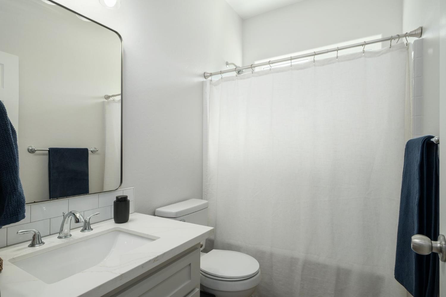 775 Kimball Ln, Hanford, CA 93230