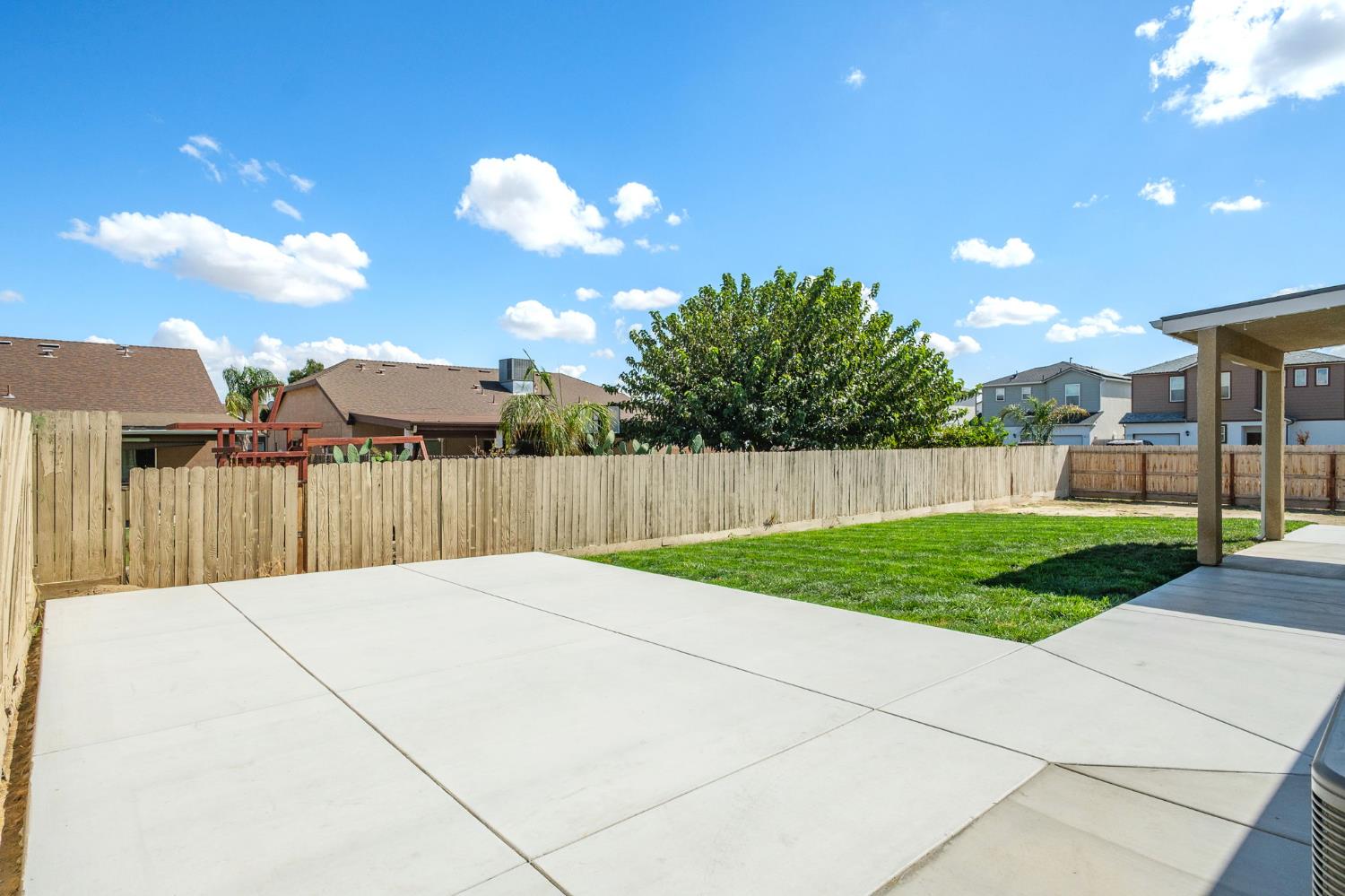 775 Kimball Ln, Hanford, CA 93230