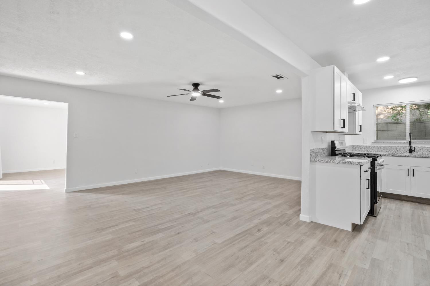 1025 Linda Ln, Lemoore, CA 93245