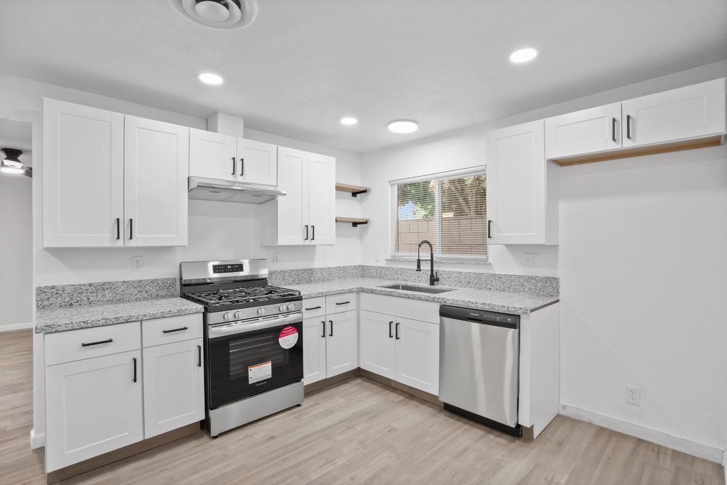 1025 Linda Ln, Lemoore, CA 93245