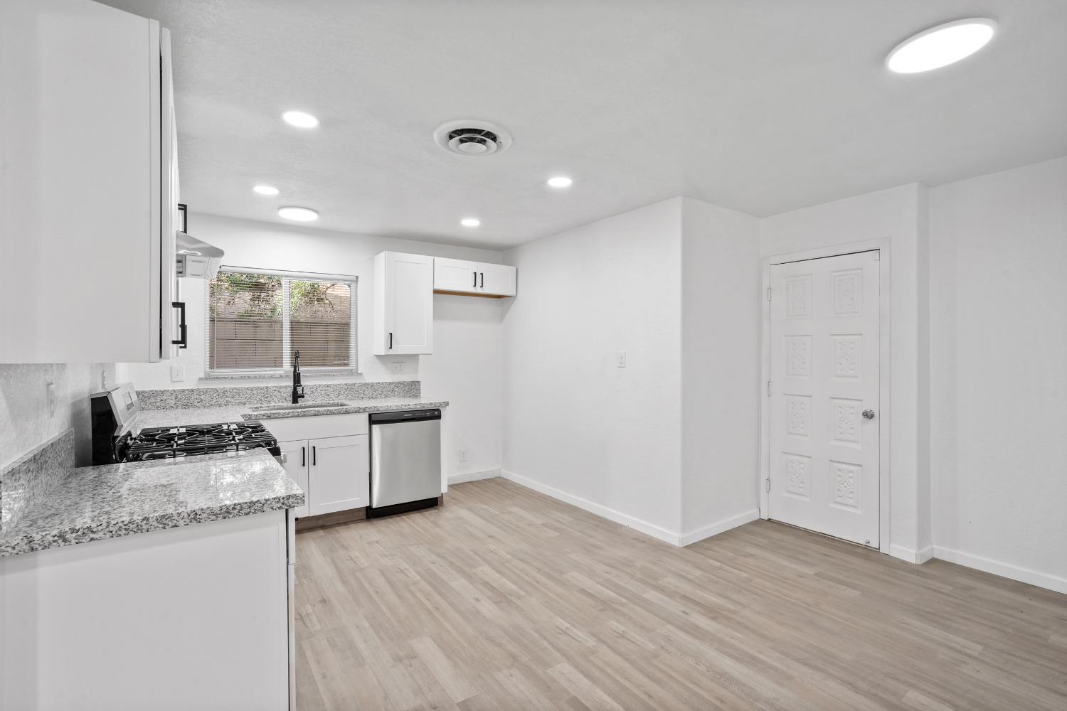 1025 Linda Ln, Lemoore, CA 93245